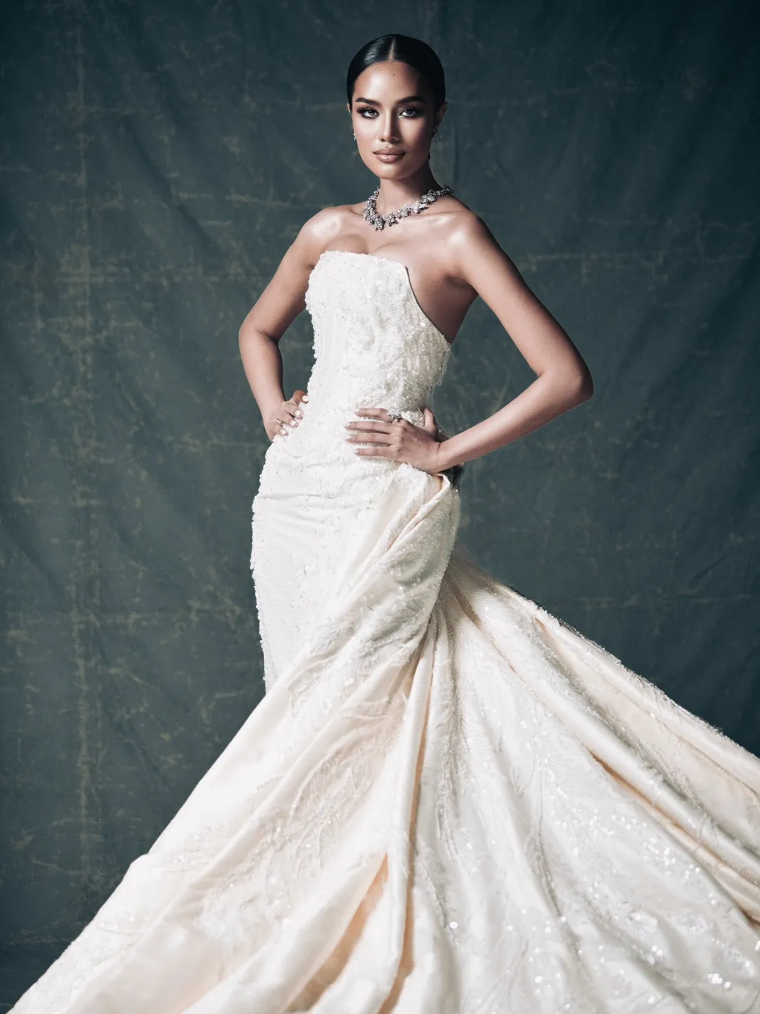 Inside the Farewell Gown เมื่อชุดราตรีสั่งตัดปิดฉากมงกุฎโลก