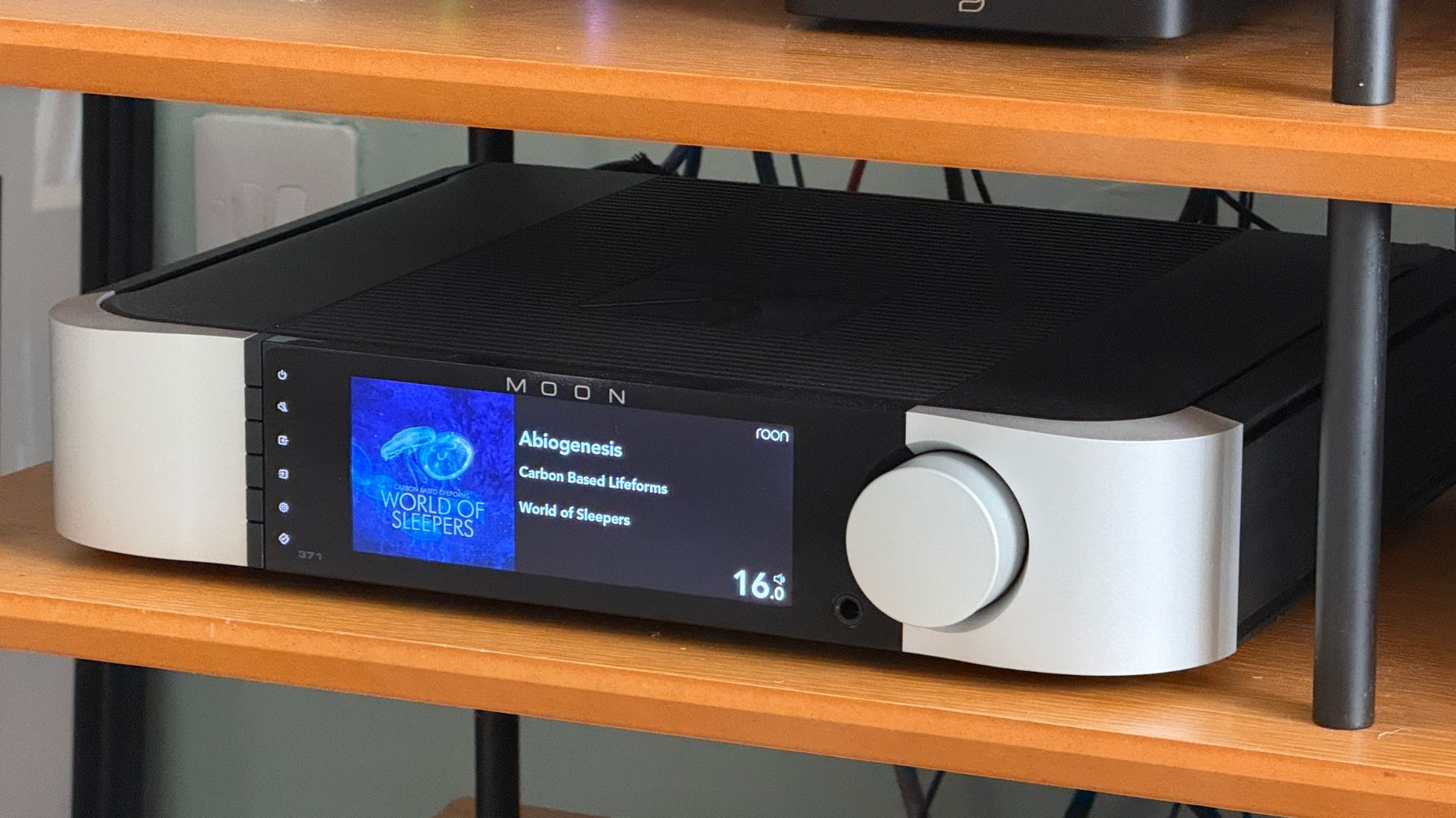เปรียบเทียบเครื่องขยายเสียง compact ระดับไฮเอนด์ Moon 371, Yamaha NX-70A และ AVID Accent