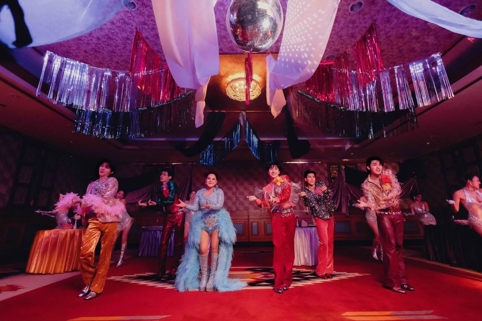 Free WiFi เมื่อ PERSES ฮาย อาภาพร พาสายลูกทุ่งชน T-POP