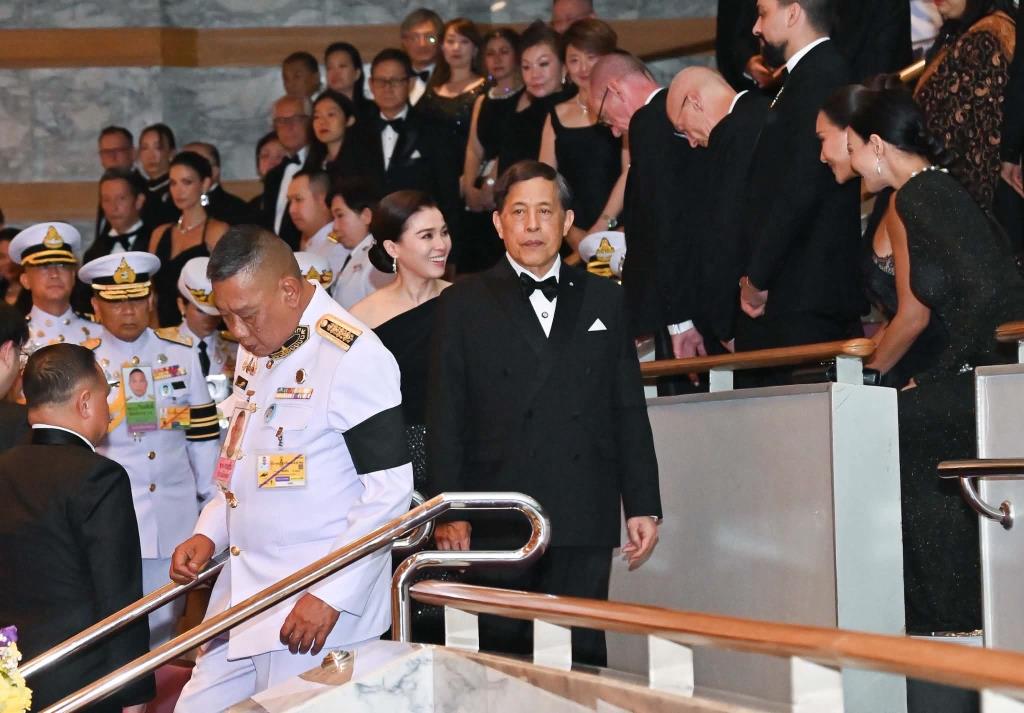 ราชพระประสาทเหนือเวทีโอเปรา โกส์ ทู ฮอลลีวูด