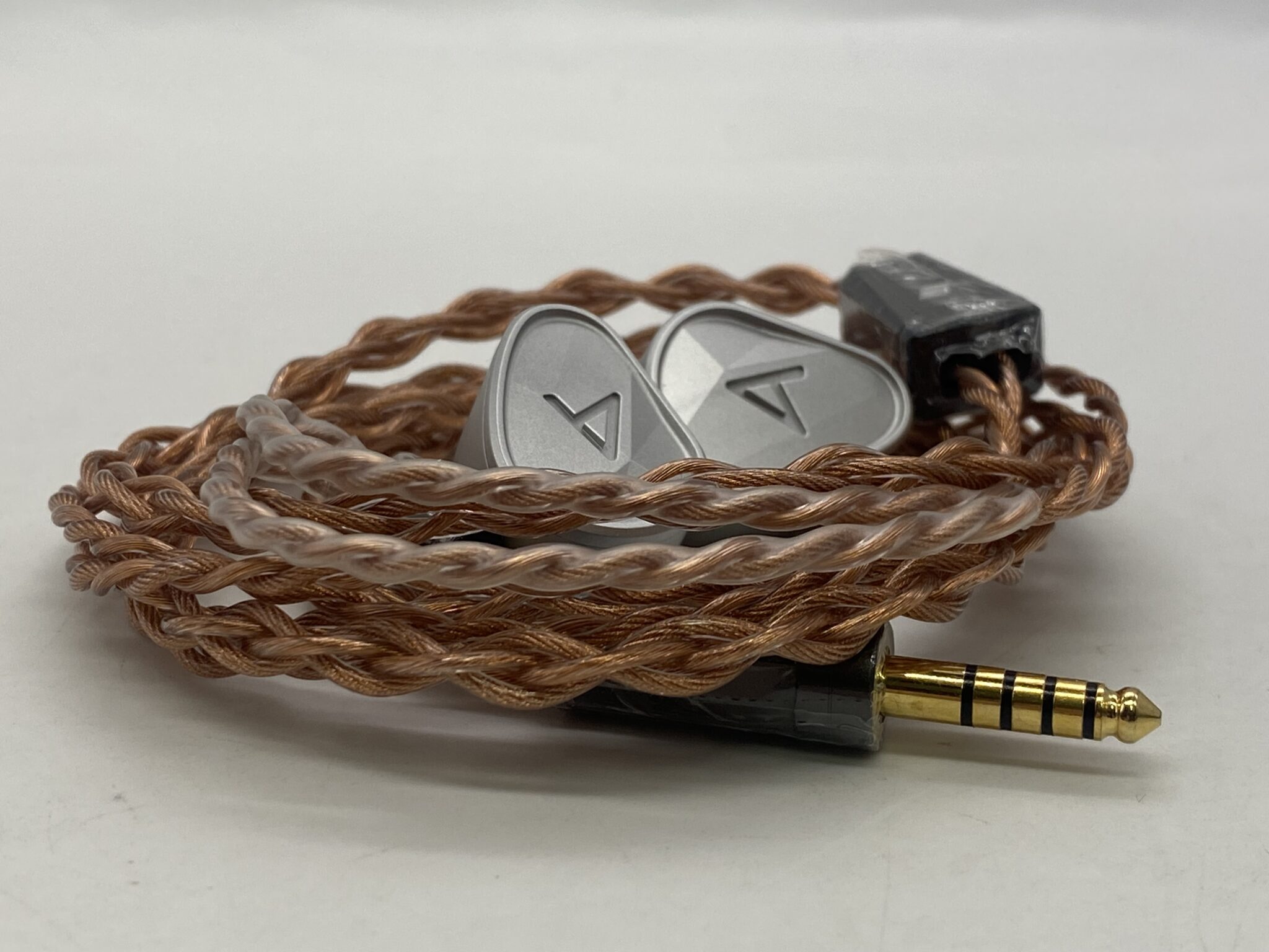 Nine-Driver Tribrid IEM ระดับแฟลกชิป เพื่อความแม่นยำเสียงระดับสตูดิโอ