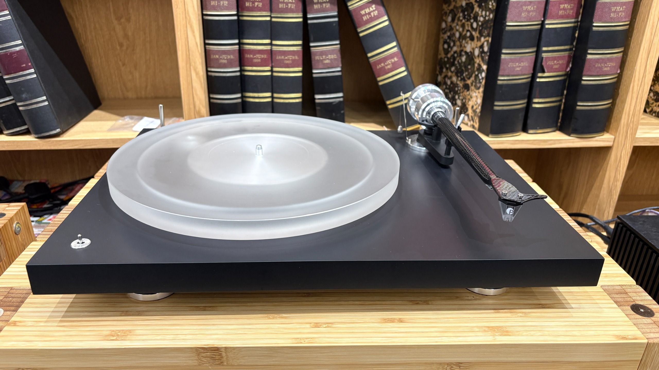 เครื่องเล่นแผ่นเสียงพรีเมียม Technics vs Pro-Ject ใครนิ่งกว่าใคร