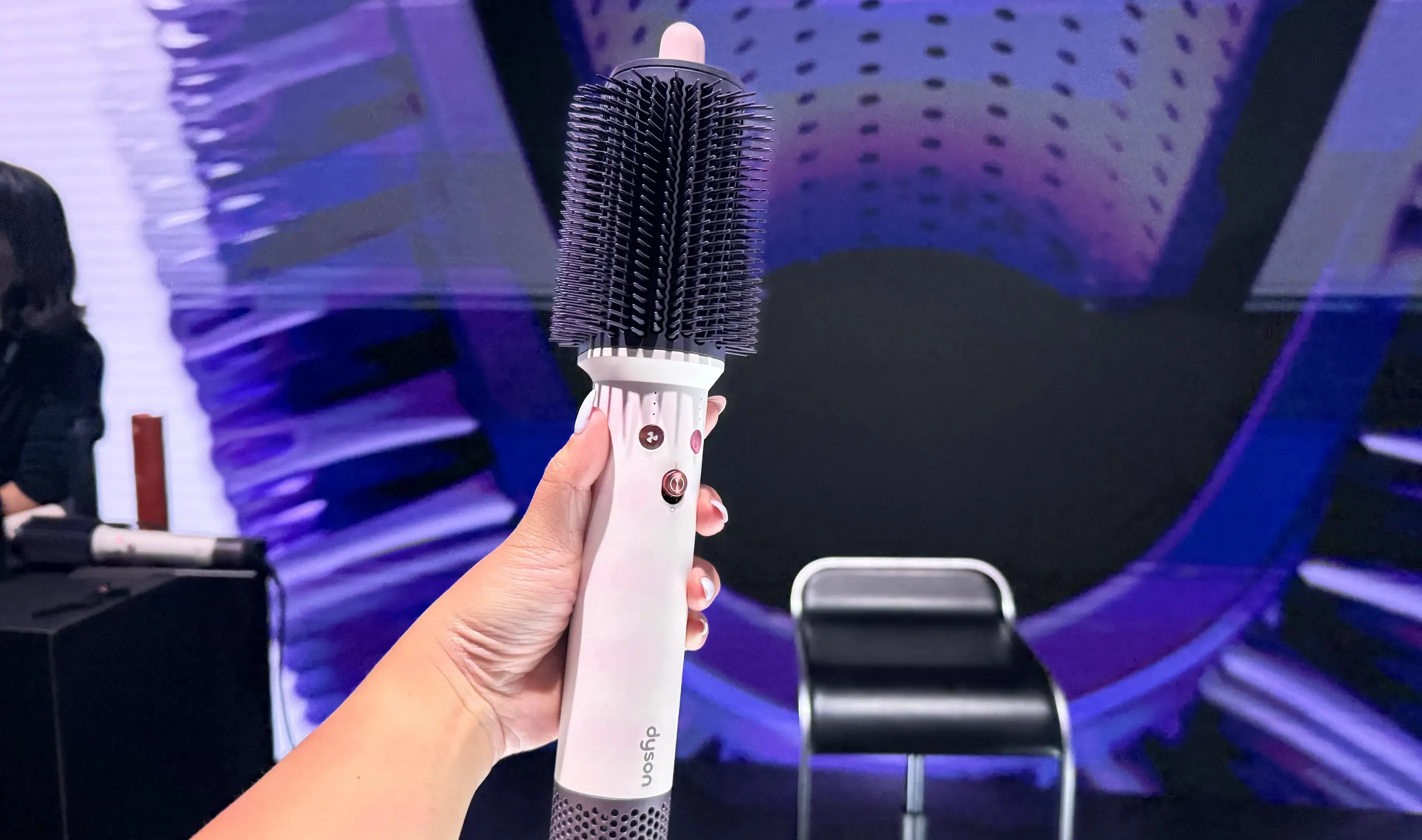 Dyson Airsmooth และ Corrale CoolShine ยกระดับการสไตลิ่งผมที่บ้านด้วยวิศวกรรมระดับซาลอน