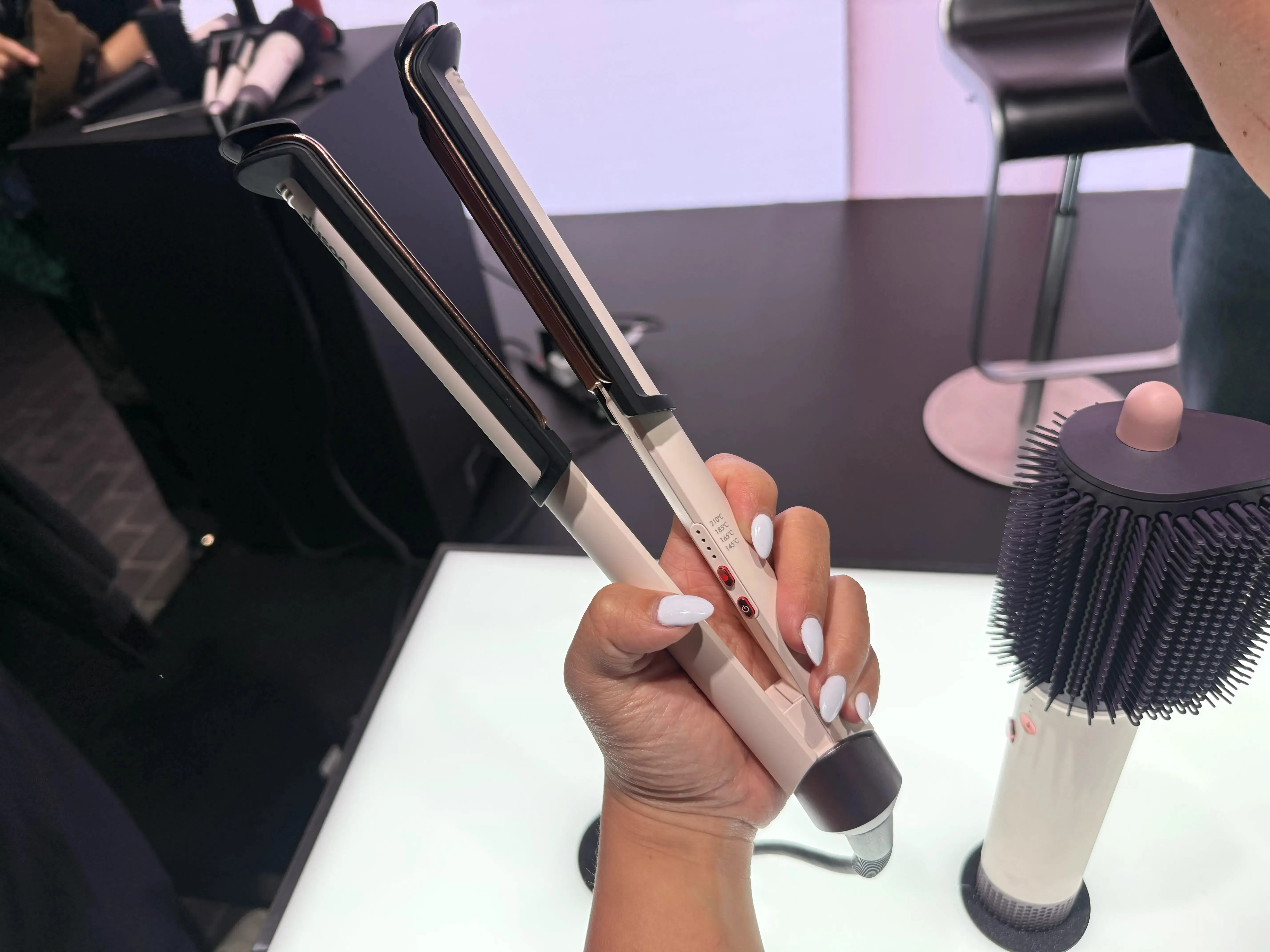 Dyson Airsmooth vs Corrale CoolShine เลือกเครื่องจัดแต่งผมใหม่รุ่นไหนดีที่สุดสำหรับผมคุณ