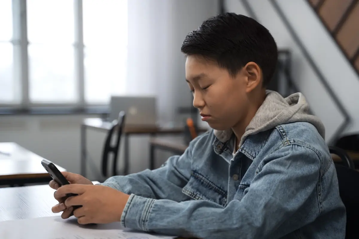 ทำไมคะแนนสอบเด็กทั่วโลกร่วง และบทบาทของสมาร์ตโฟนกับ AI