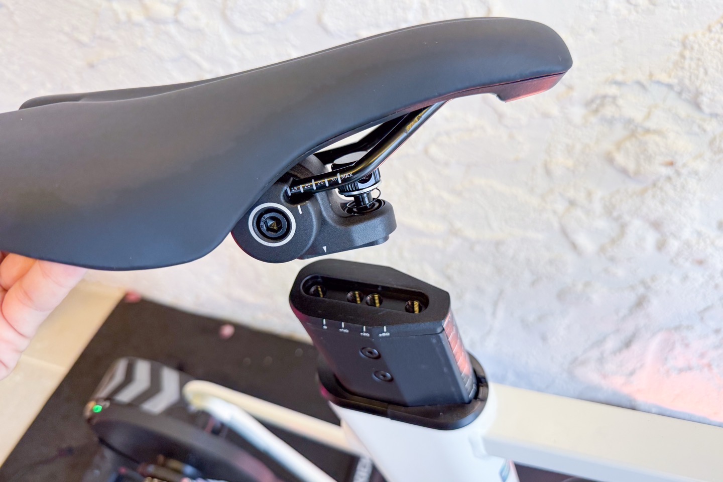 Zwift Ride V2 เทียบเทรนเนอร์จักรยานในร่ม: เซ็ตไหนคุ้มกว่าสำหรับสายปั่นจริงจัง