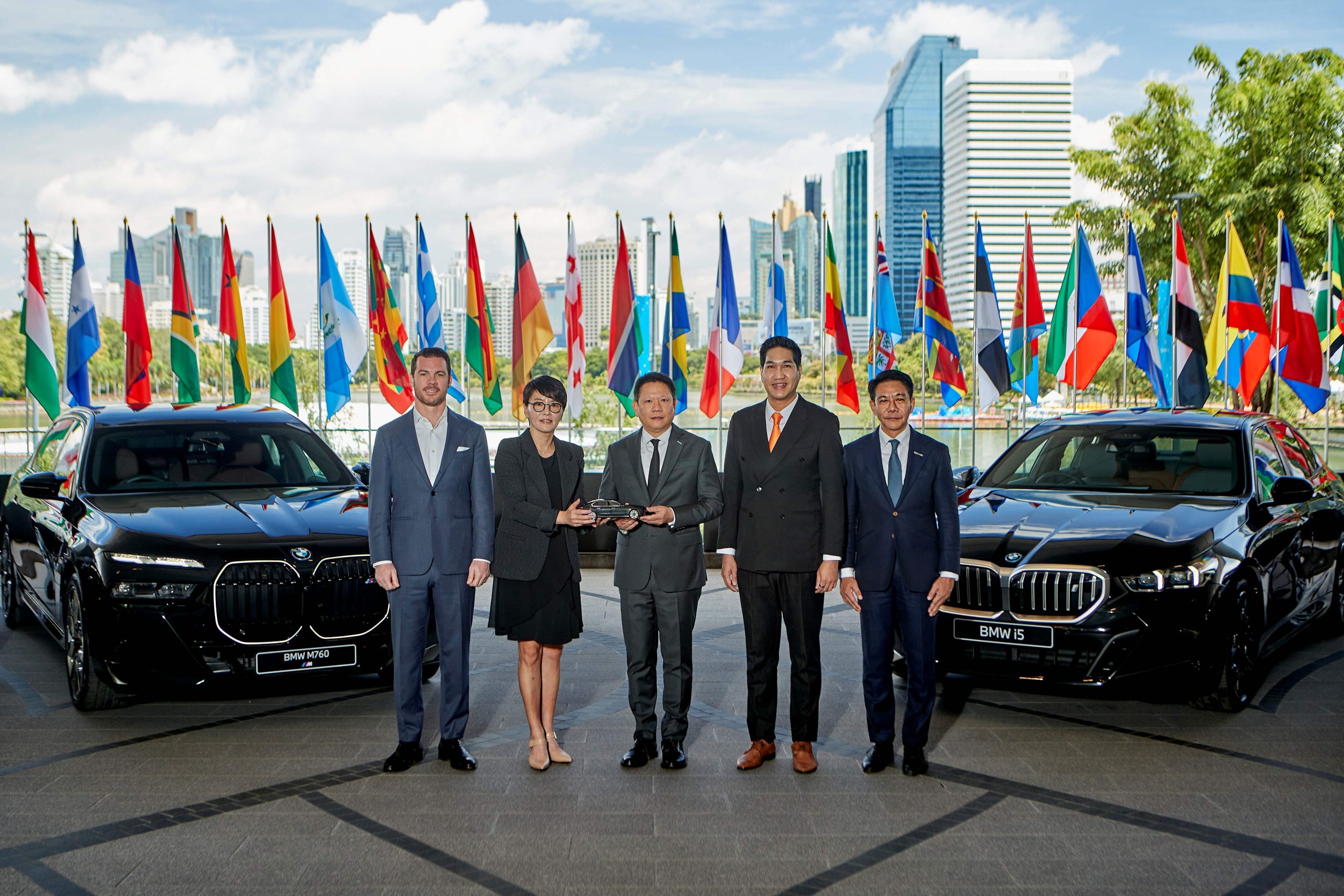 ทัพยนตรกรรมพรีเมียมกว่า 250 คันกับบทบาทใหม่ของเอกชนต่อการประชุมระดับนานาชาติ