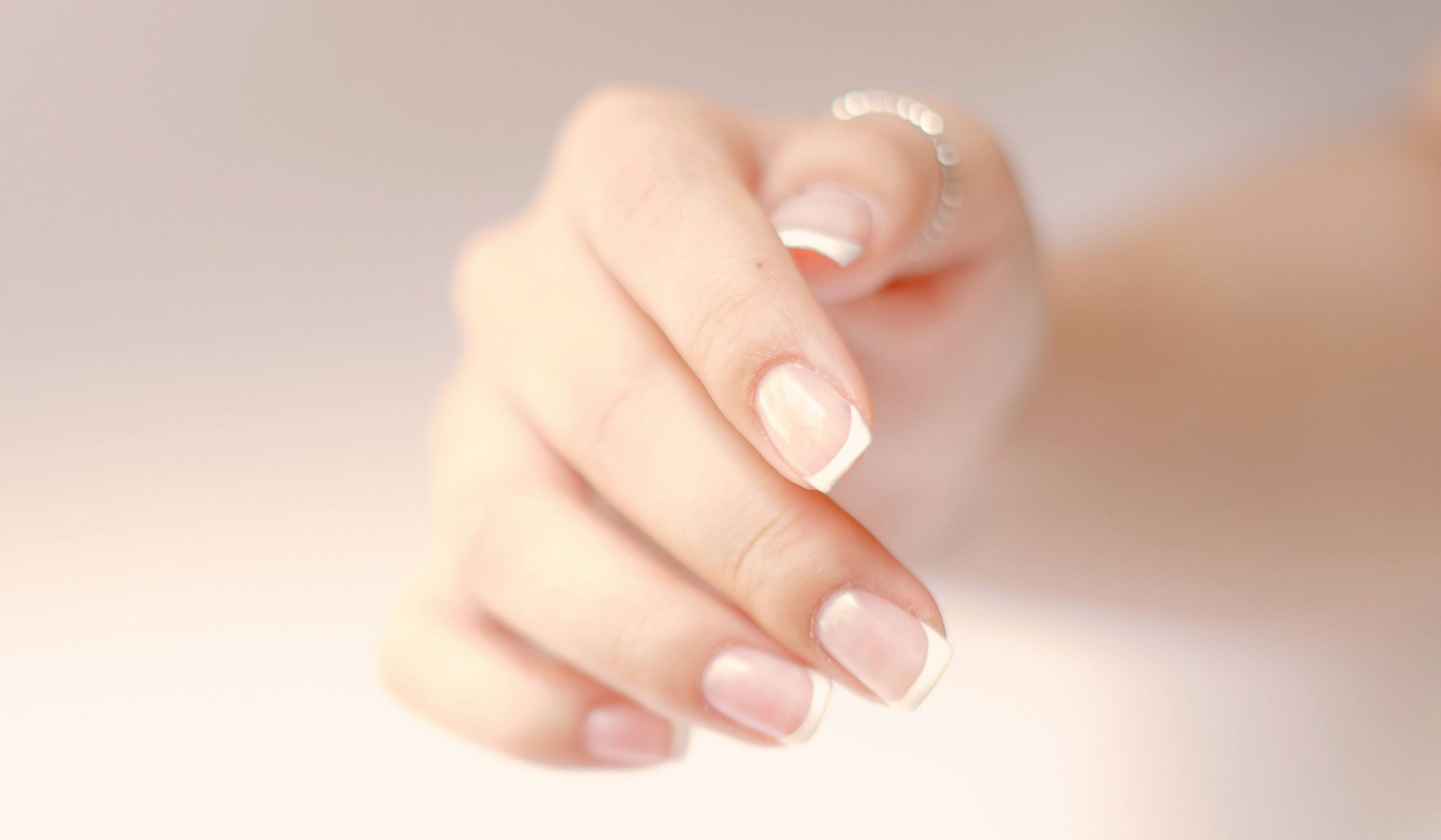 เล็บฝรั่งเศสสมัยใหม่ เมื่อความคลาสสิกถูกแต่งแต้มด้วยสีสันจากเซเลบริตี้