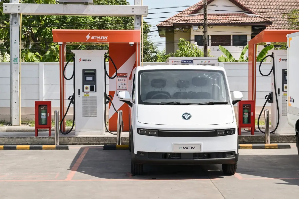 50 สถานีชาร์จรถขนส่งใหม่ พลิกเกมโครงสร้างพื้นฐาน EV เชิงพาณิชย์