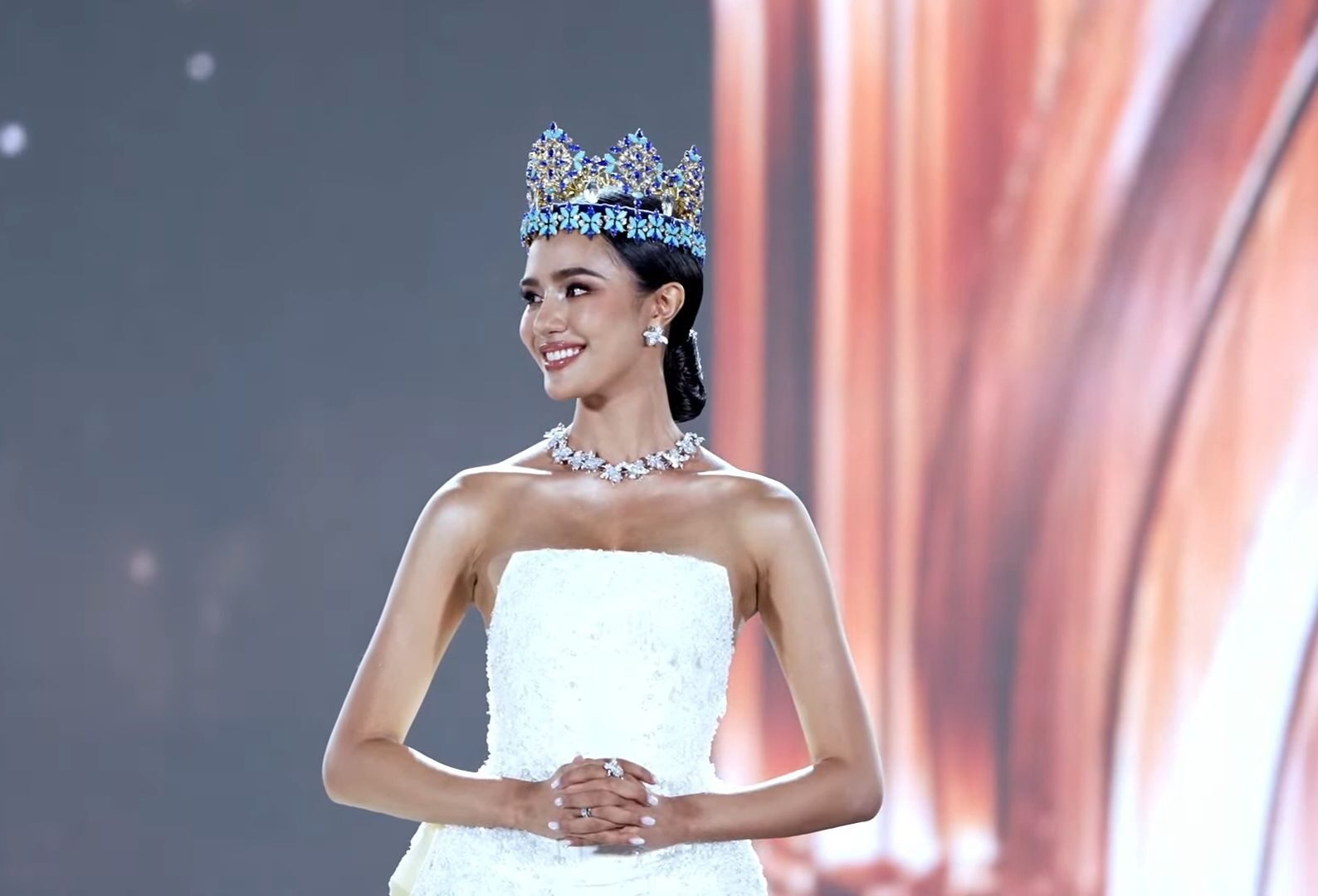 จากมงกุฎสู่ม่านปิดเวที ชุดอำลา Miss World ที่กลายเป็นตำนานแฟชั่น