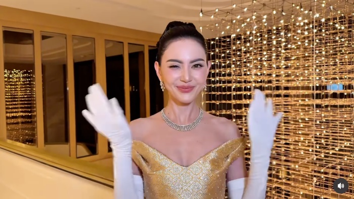 ชุดราตรีออกแบบที่สร้างโมเมนต์พรมแดงให้ไม ดาวิกา