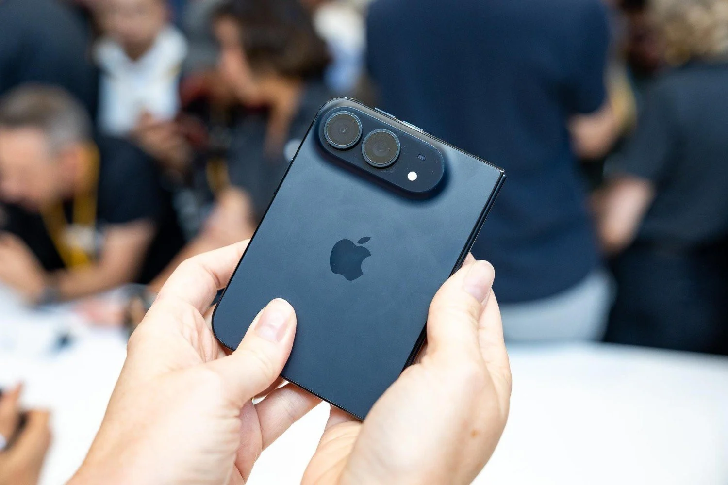 iPhone Duo จอพับ 7.6 นิ้ว เจาะสเปกเทียบไลน์โปรของตัวเอง