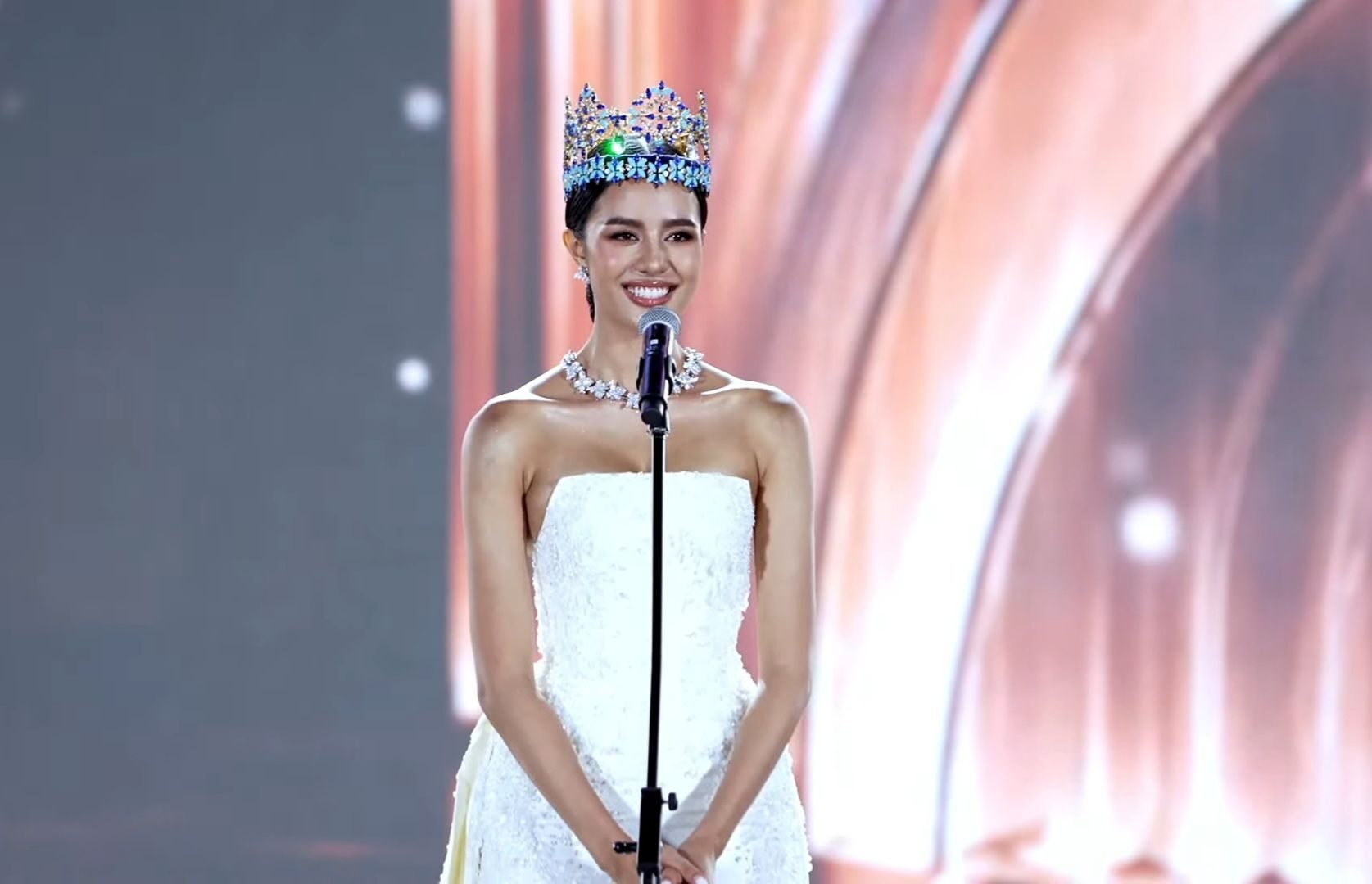 จากมงกุฎสู่ม่านปิดเวที ชุดอำลา Miss World ที่กลายเป็นตำนานแฟชั่น