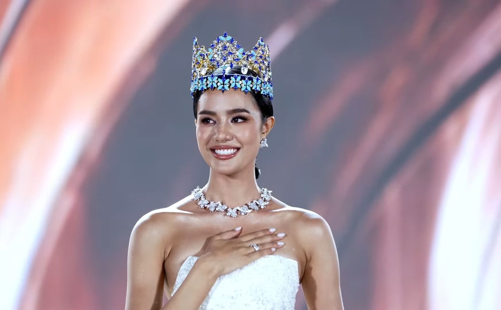จากมงกุฎสู่ม่านปิดเวที ชุดอำลา Miss World ที่กลายเป็นตำนานแฟชั่น