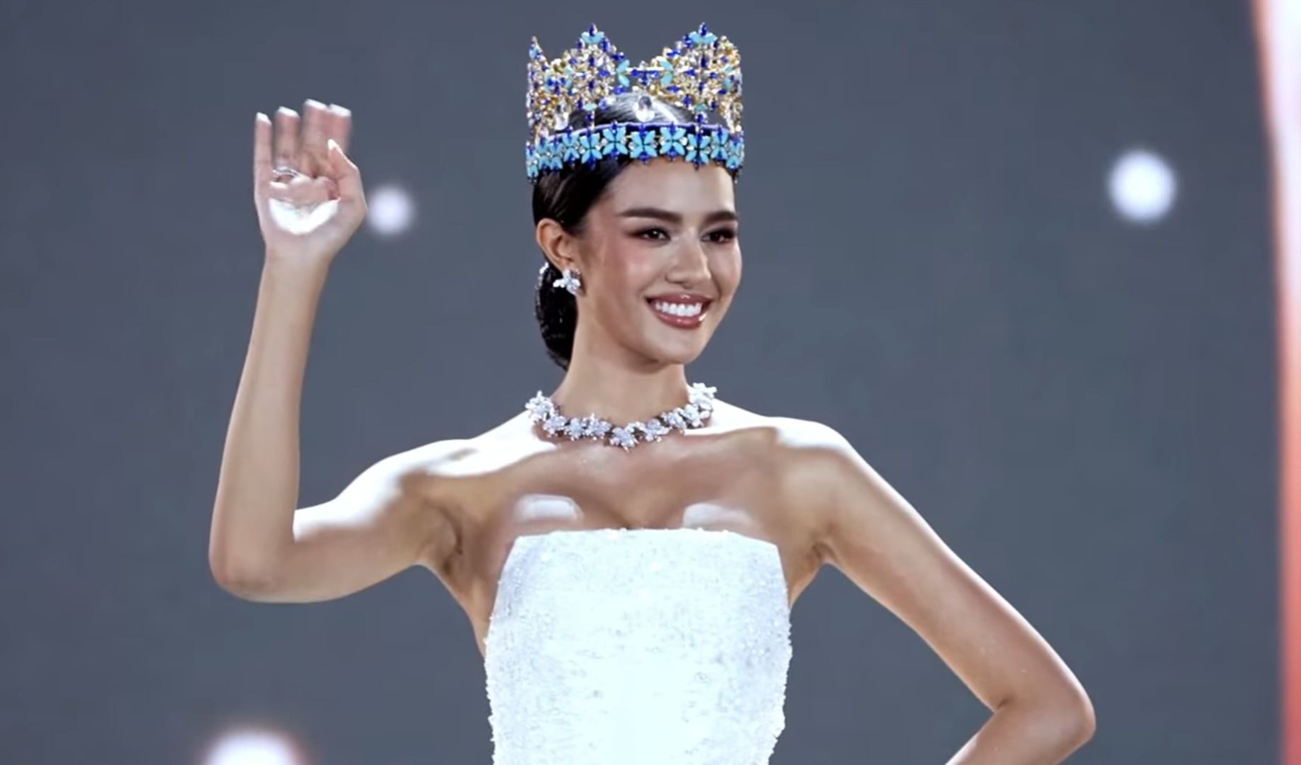 จากมงกุฎสู่ม่านปิดเวที ชุดอำลา Miss World ที่กลายเป็นตำนานแฟชั่น