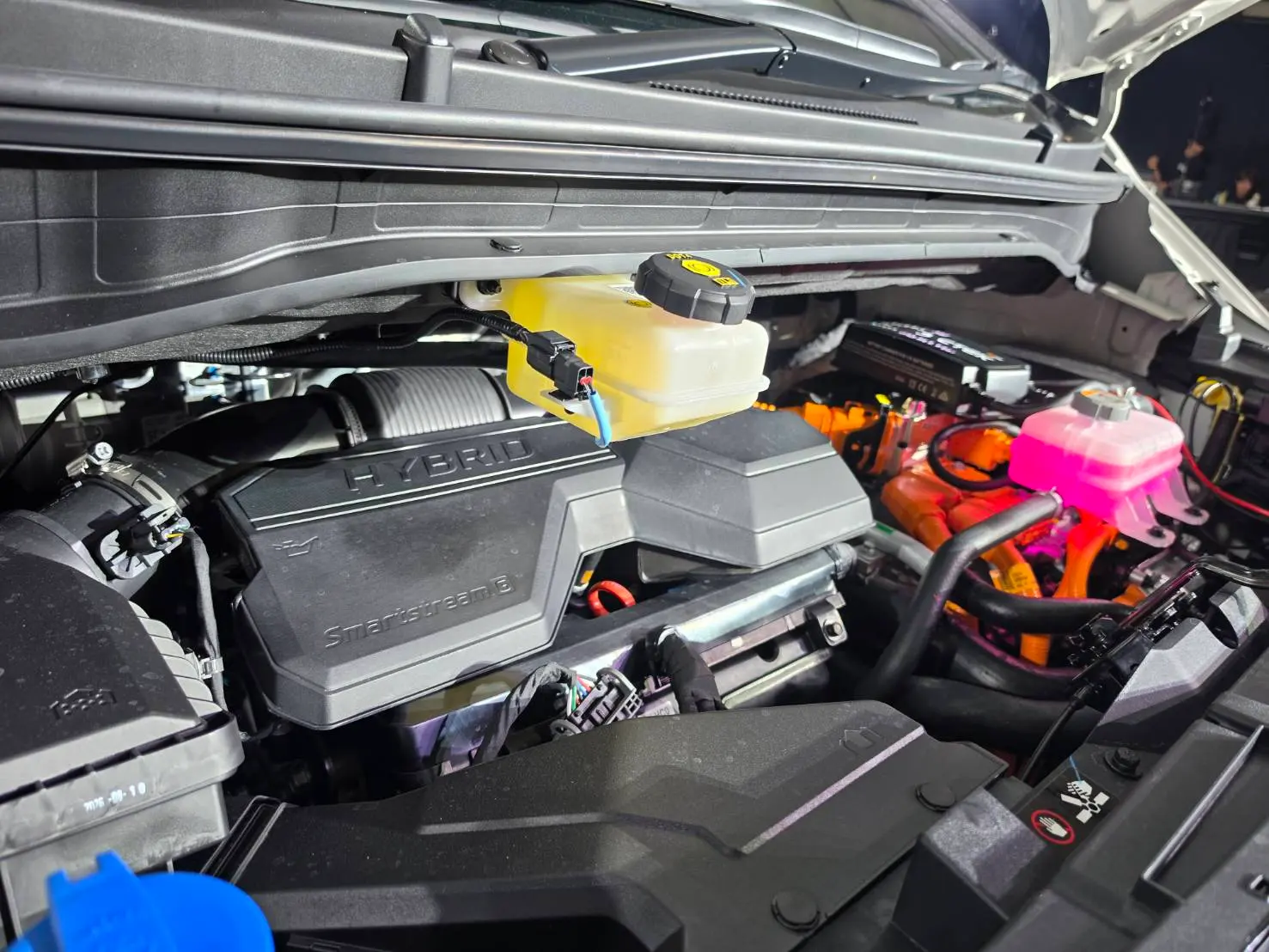 ไฮบริด MPV 11 ที่นั่ง เครื่องยนต์ Turbo 242 แรงม้า เขย่าตลาดรถครอบครัว