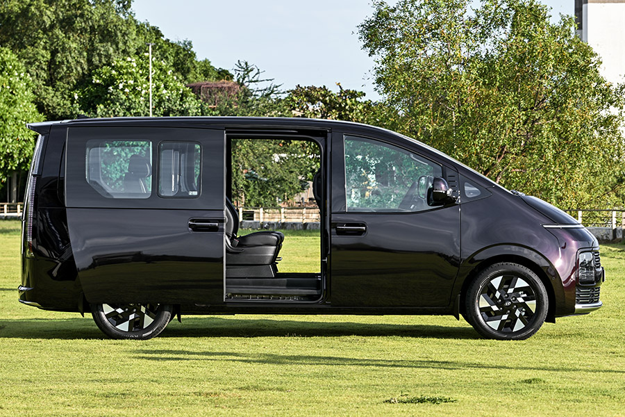 ไฮบริด MPV 11 ที่นั่ง เครื่องยนต์ Turbo 242 แรงม้า เขย่าตลาดรถครอบครัว