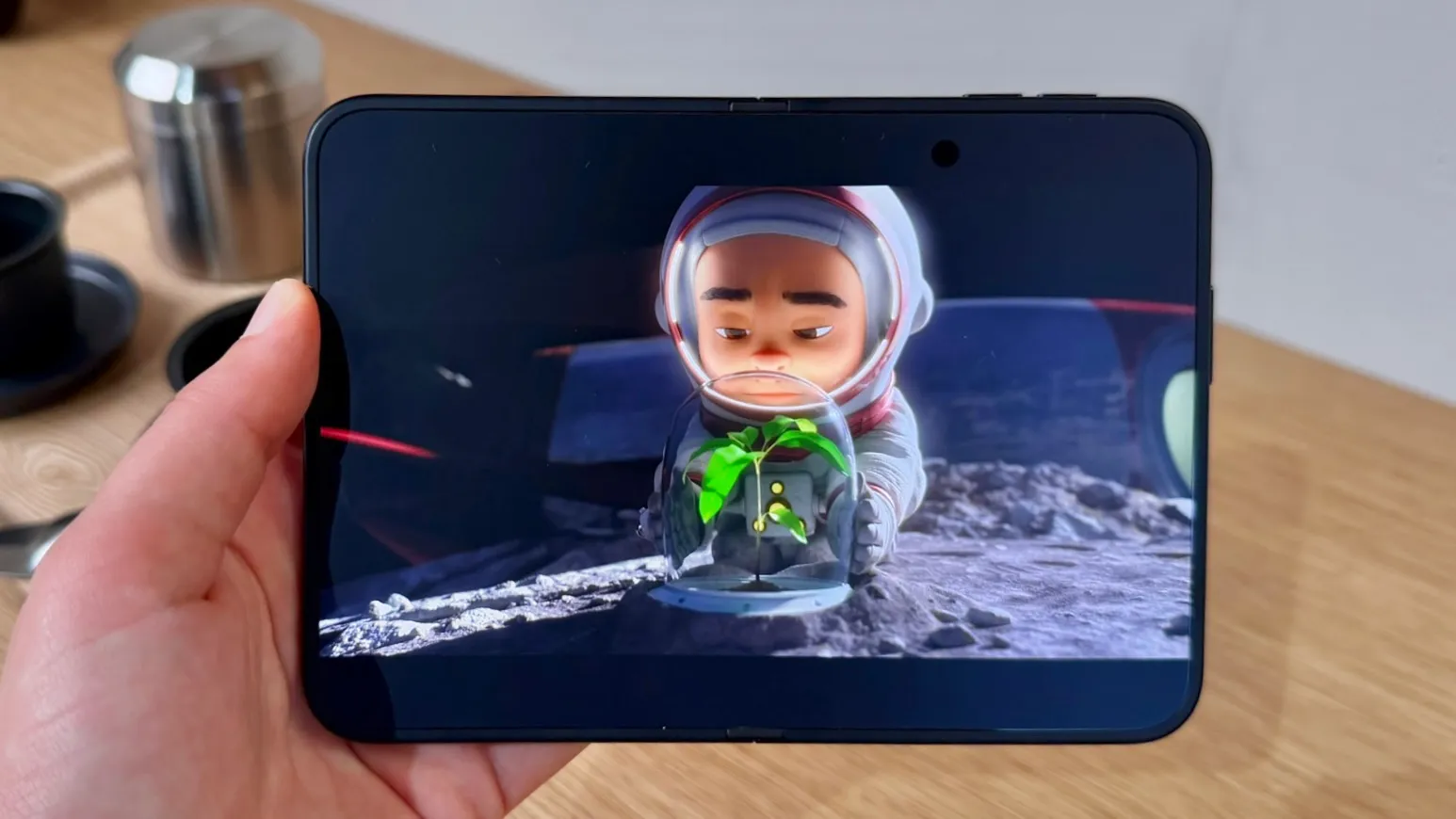iPhone Duo รอยพับเนียนแค่ไหน เมื่อเทียบกับมือถือจอพับ Android