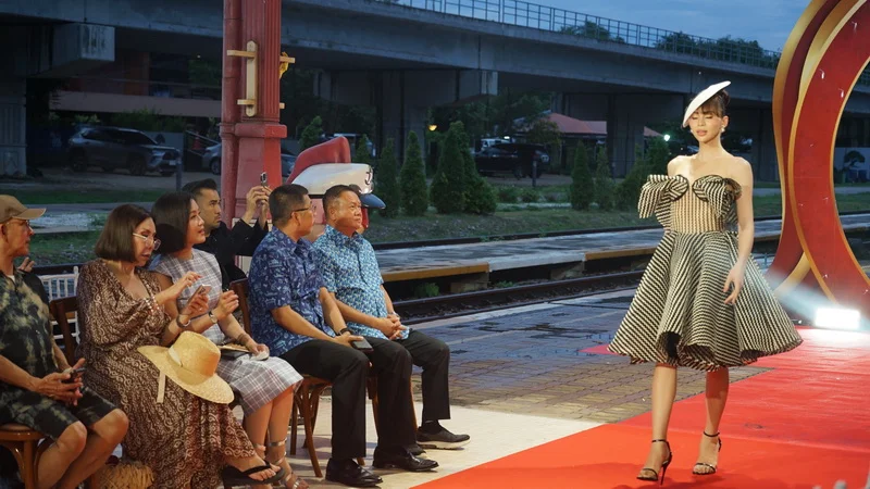 27 นางงาม Miss International Queen เปิดรันเวย์ผ้าไหมสู่ทะเลหัวหิน