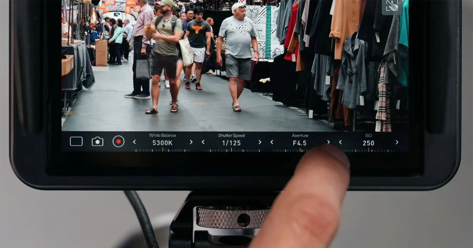 ศึกจอมอนิเตอร์วิดีโอมืออาชีพ Atomos Shinobi 7 II ปะทะ Sony RM-DP7