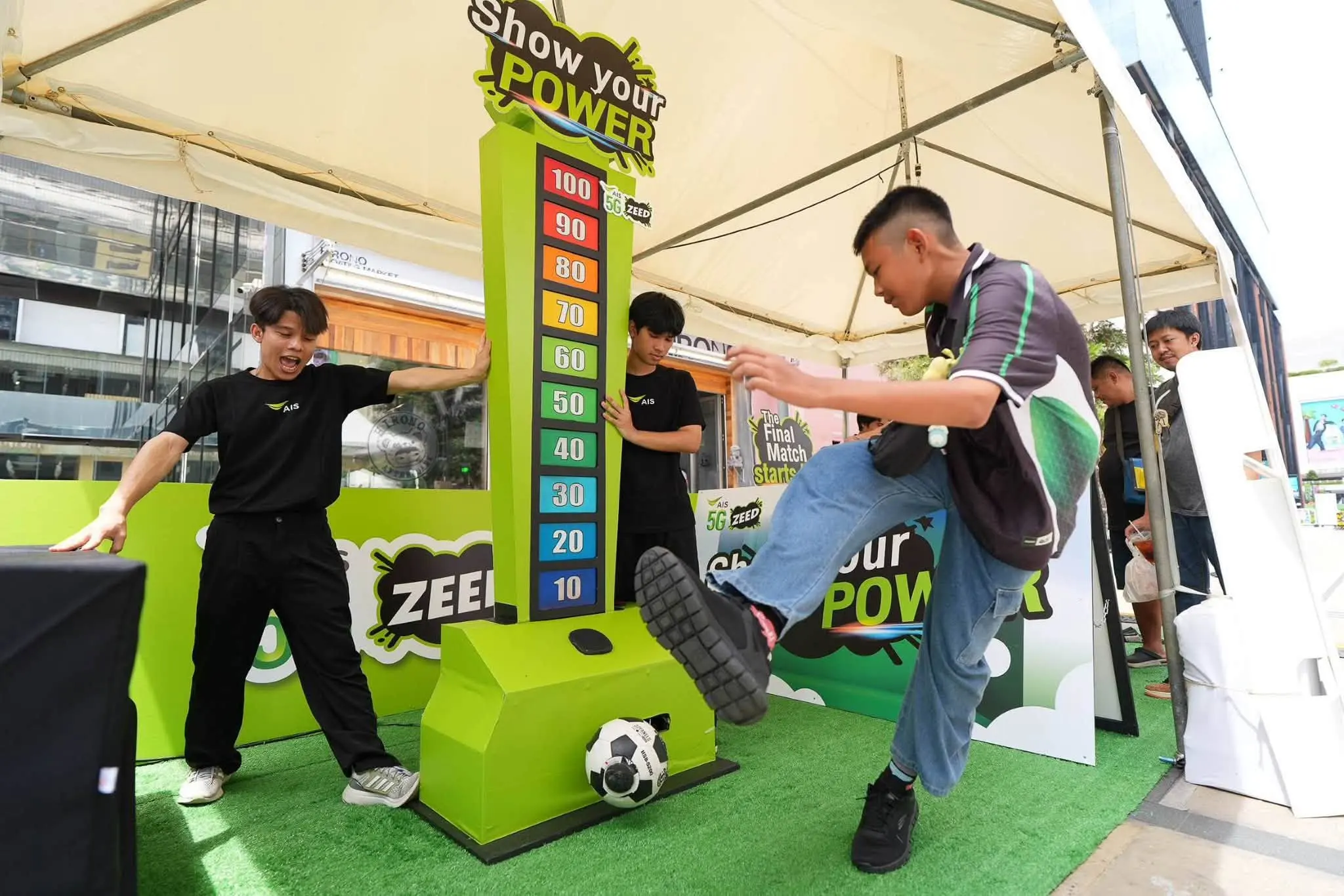 AIS ZEED 5G ผนึก EA SPORTS FC Mobile เปิดคอมมูนิตี้อีสปอร์ตมือถือกลางสยาม