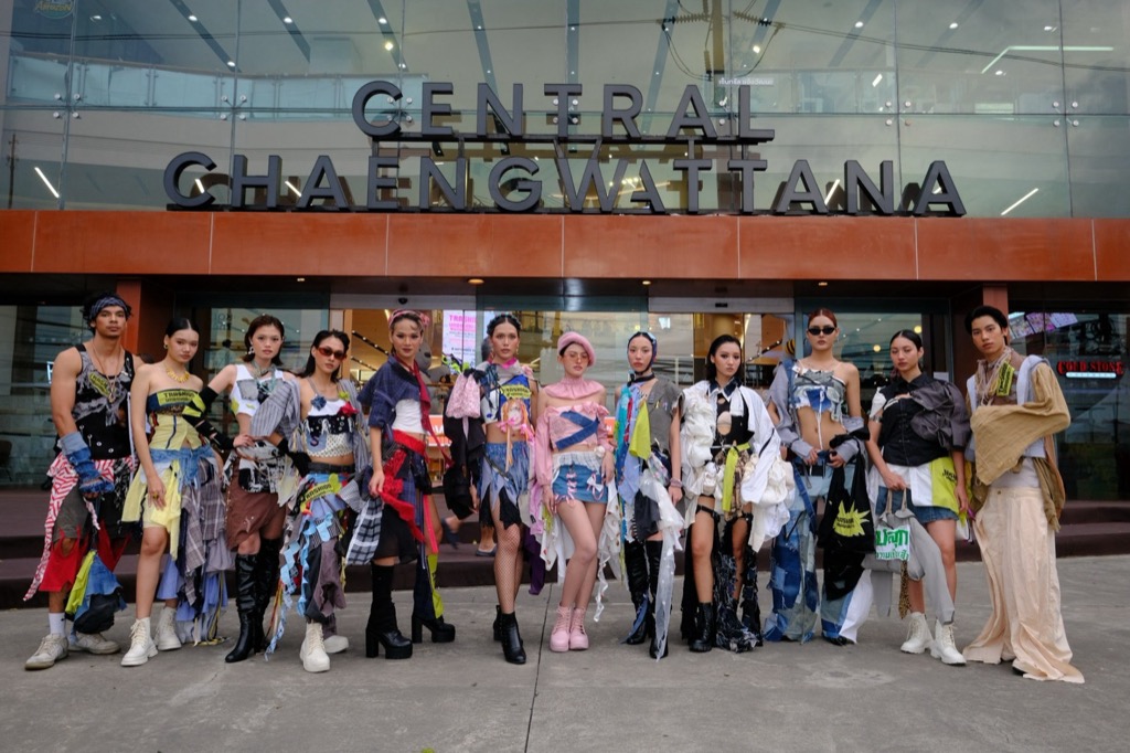 เสื้อผ้าเก่าสู่รันเวย์: TRASHION UNBOUND พลิกขยะเป็นทุนแฟชั่น