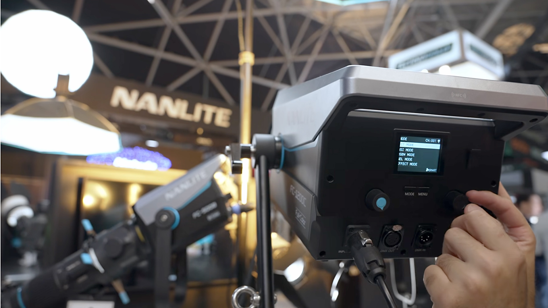 ไฟ LED สตูดิโอกำลังสูงยุคใหม่ เมื่อ Aputure STORM CS32 ชน NANLITE FC-1200