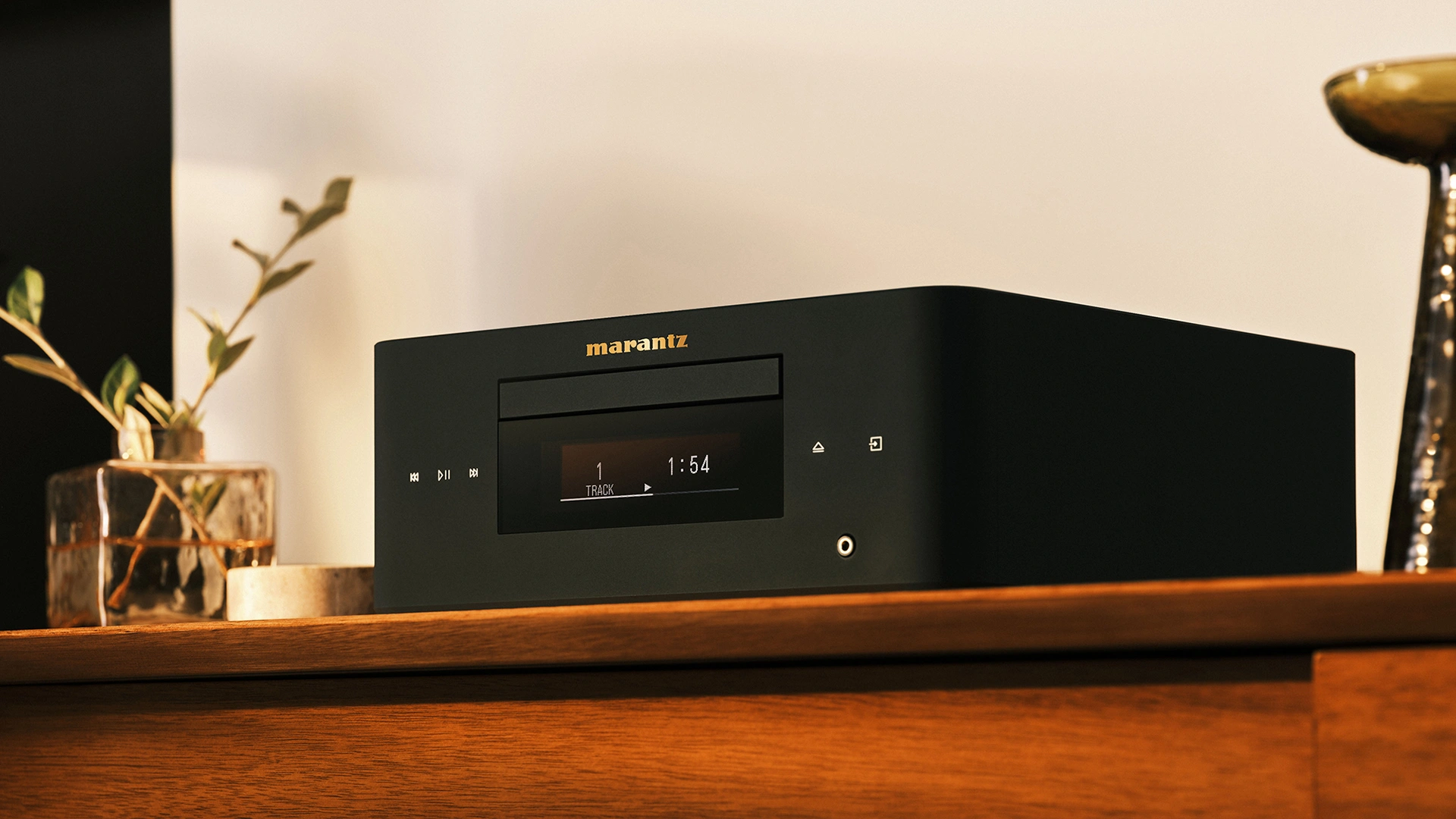 เลือกระบบ all-in-one ขนาดเล็ก: Marantz MCR 60n เทียบเครื่องขยายเสียงแบบรวม