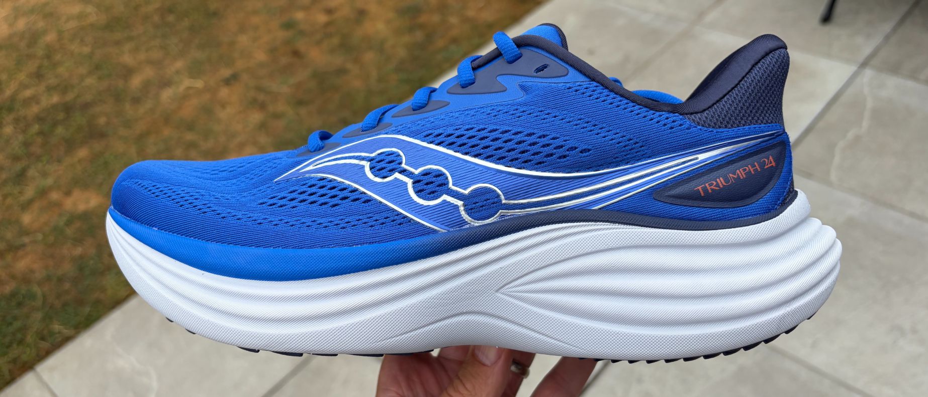 Saucony Triumph 24 vs Diadora Corsa ศึกรองเท้าวิ่งรองรับแรงกระแทกคู่ใจสายระยะไกล