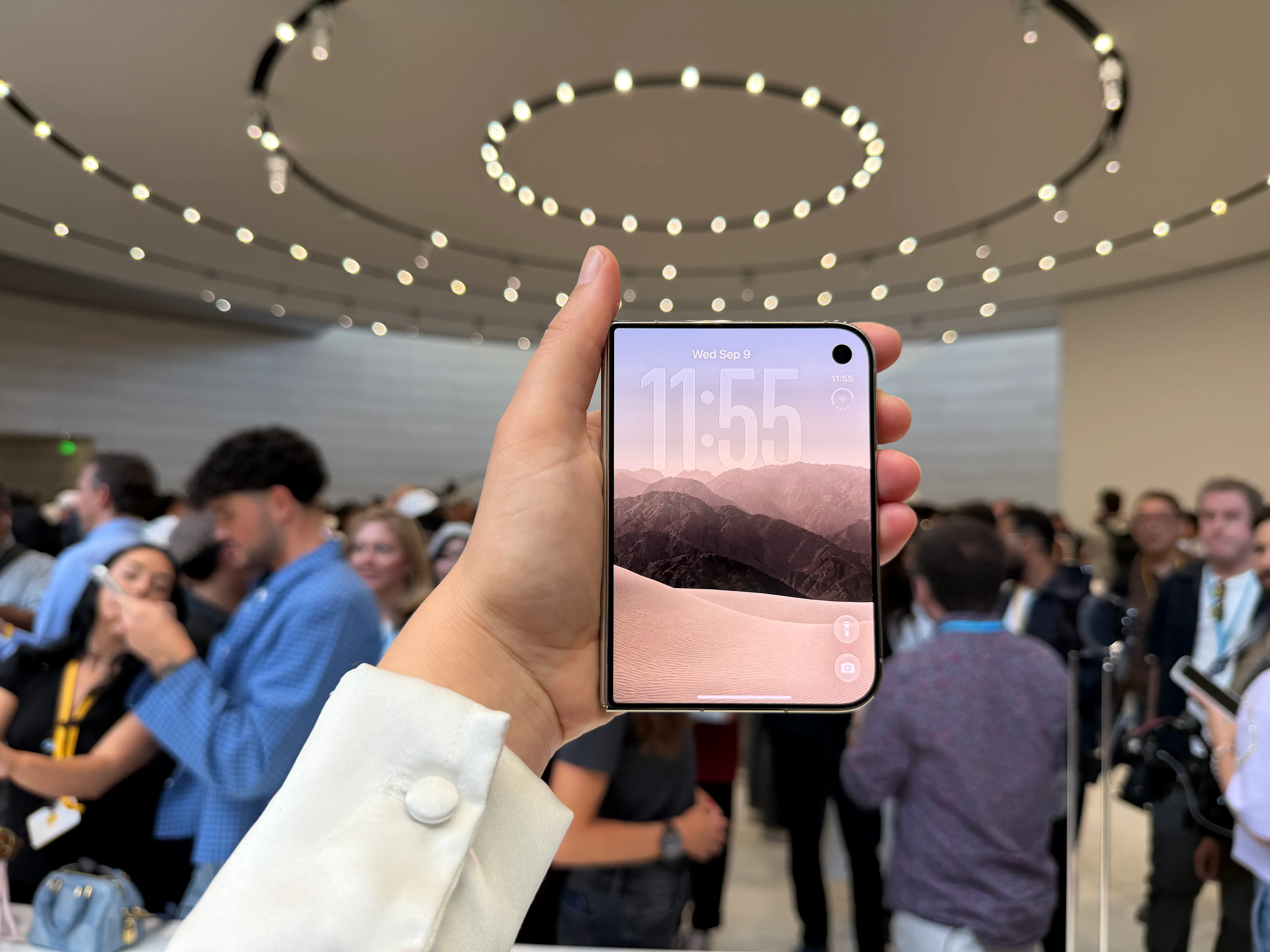 ศึกโทรศัพท์จอพับพรีเมียม iPhone Duo vs Galaxy Z Fold 8 Ultra