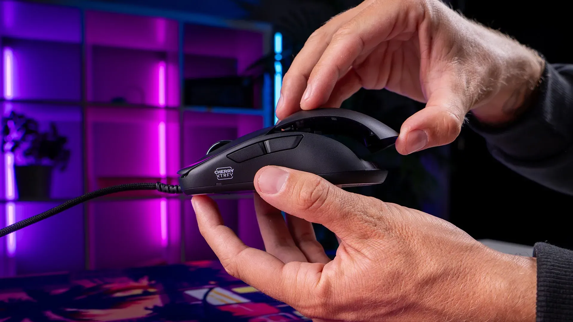 เมาส์เกมมิ่งน้ำหนักเบาใต้ 50 กรัม Razer Viper V4 Pro ปะทะ Cherry XTRFY M42V2