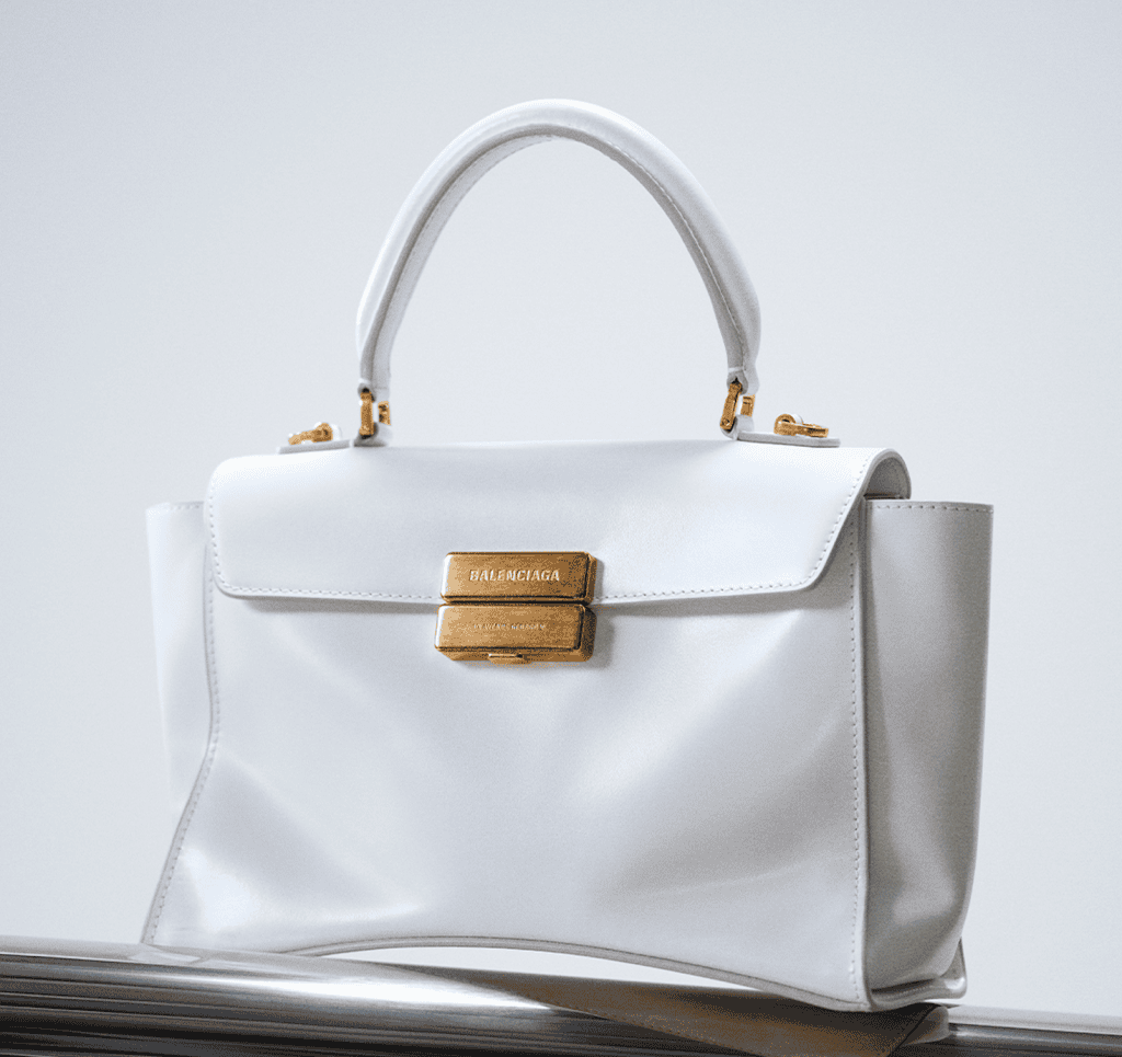 Balenciaga Hourglass Avenue เมื่อซิลูเอตนาฬิกาทรายกลายเป็นไอคอนยุคใหม่
