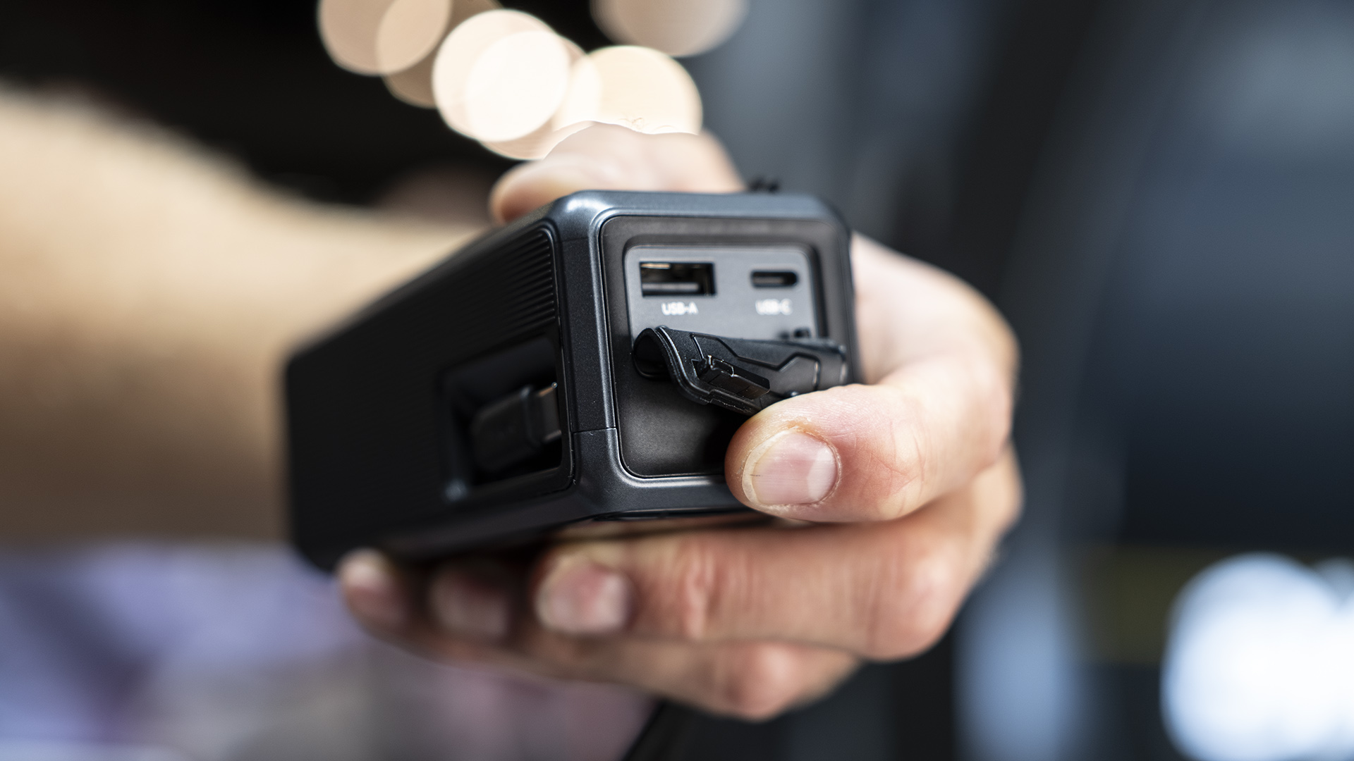 แบตเตอรี่ V-mount รุ่นเล็กและเพาวเวอร์แบงก์ติดริก กำลังเปลี่ยนเกมงานวิดีโอขนาดกะทัดรัด