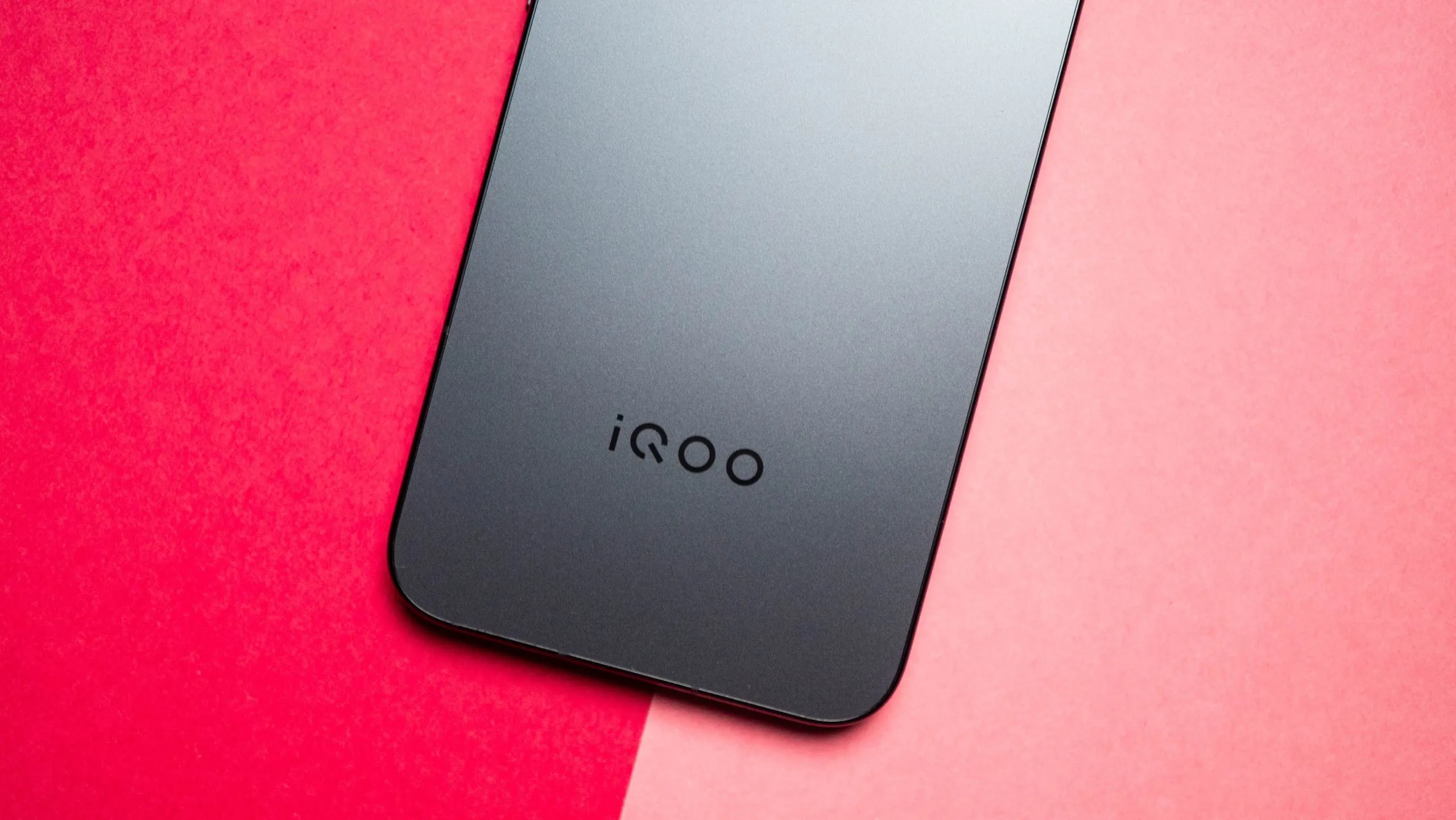 iQOO 16 ท้าชนเรือธงด้วยกล้องซูม 100x จอ 2K 165Hz และแบต 8400 mAh