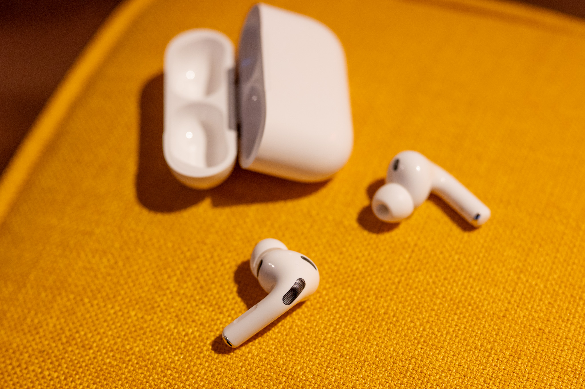 AirPods 5 vs AirPods 4 หูฟังเดินทางสาย ANC เลือกตัวไหนคุ้มกว่า