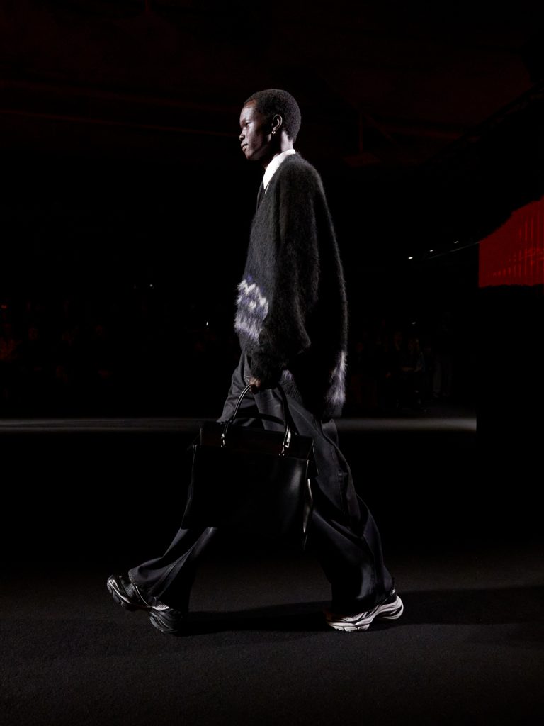 Balenciaga พลิกโฉมซิลูเอต Hourglass สู่กระเป๋า Hourglass Avenue
