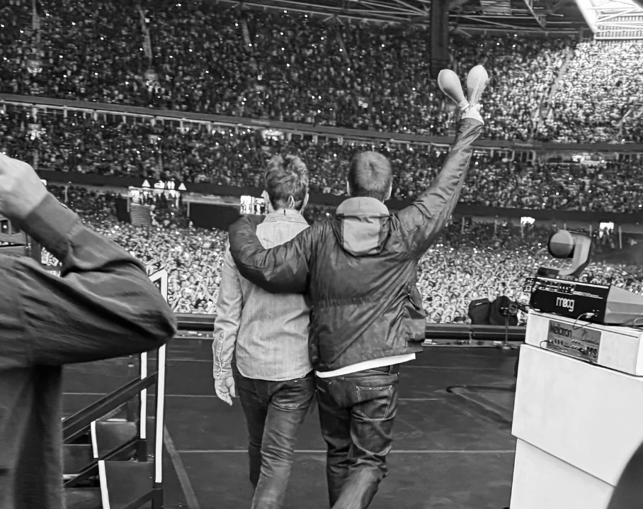 Oasis สารคดีที่แหกทุกกฎโรงหนัง ทำไมแฟนร็อกถึงยอมวิ่งเข้าจอ