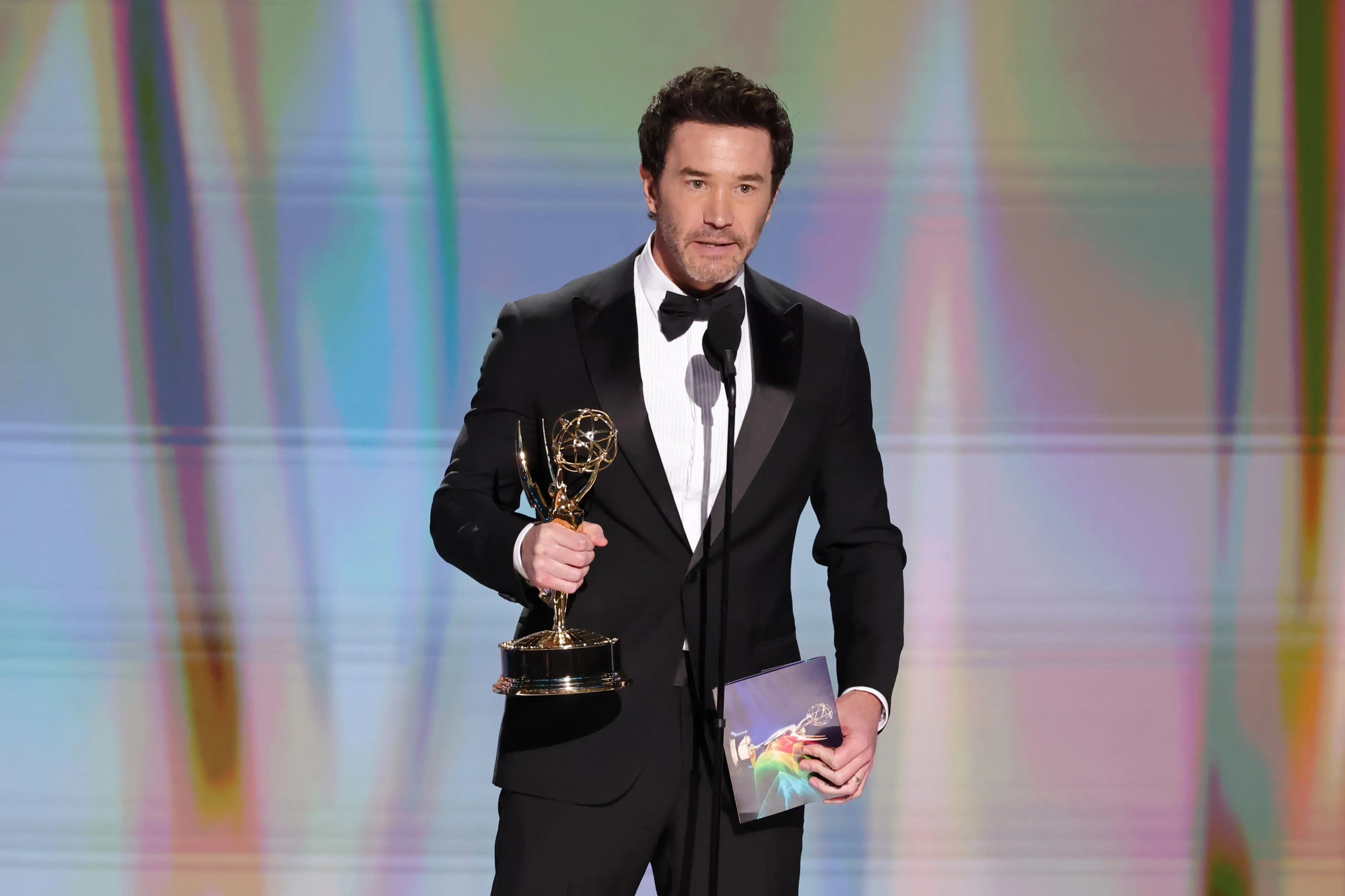 สรุปค่ำคืน Emmy Awards ที่พลิกโผด้วยชัยชนะประวัติศาสตร์ของ Matthew Rhys