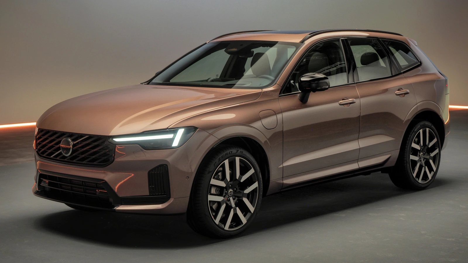 ปลั๊กอินไฮบริด SUV ยุคใหม่ Volvo ดันระยะวิ่งไฟฟ้าเท่า EV