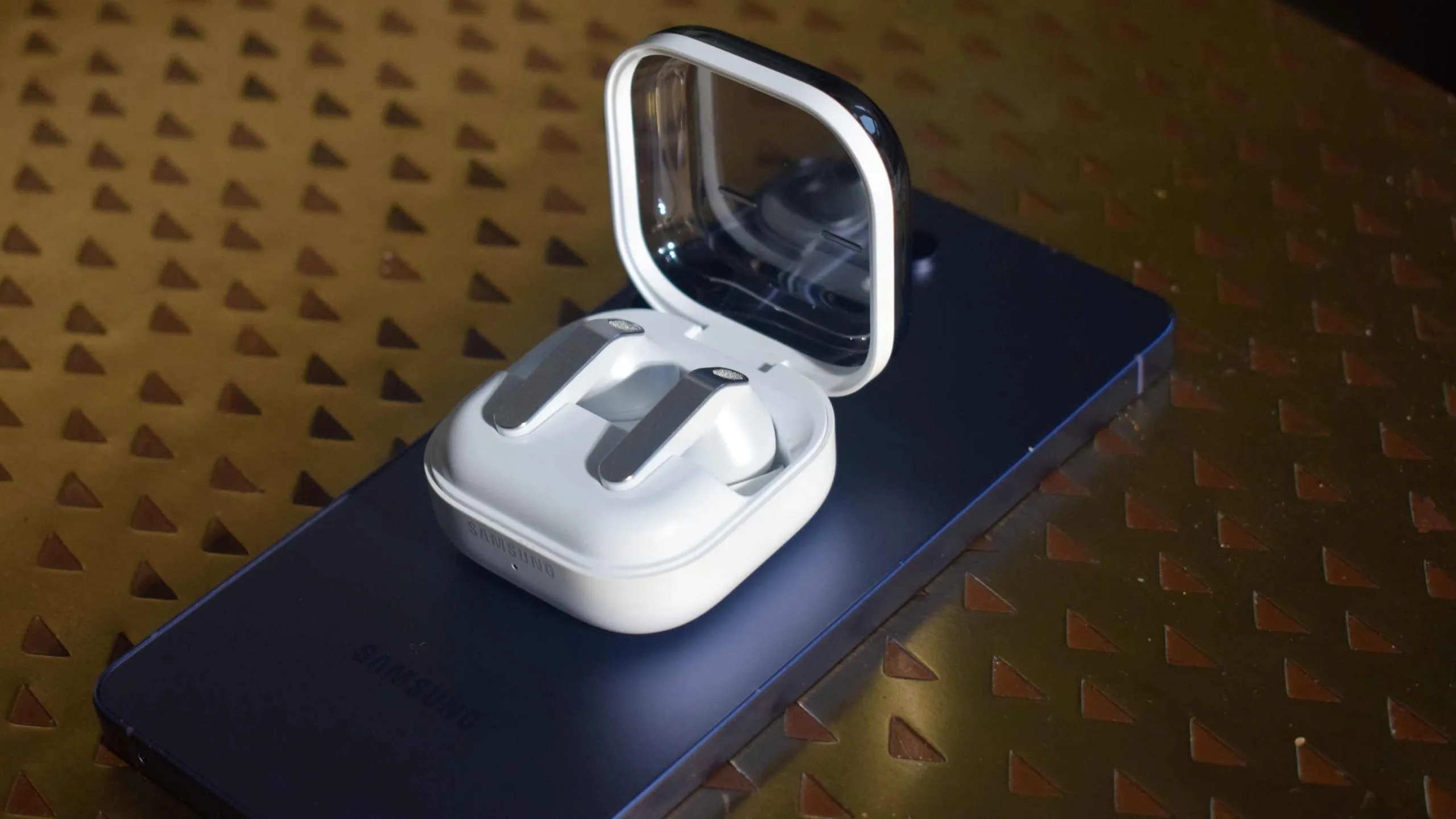 Galaxy Buds On หูฟัง open ear ใหม่ของ Samsung ชนตรงระบบเสียงอัจฉริยะ