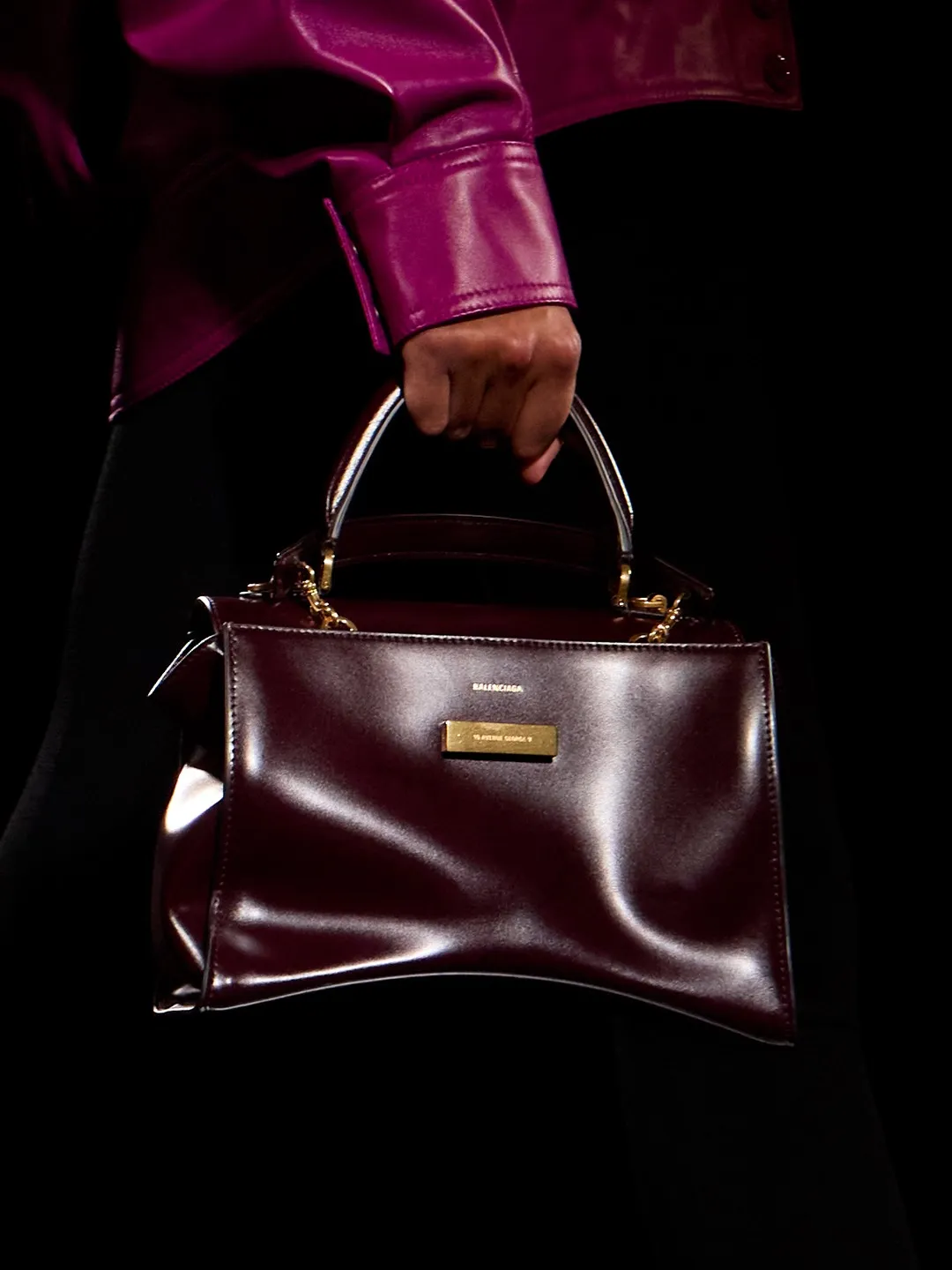 Balenciaga Hourglass Avenue เมื่อซิลูเอตนาฬิกาทรายกลายเป็นไอคอนยุคใหม่