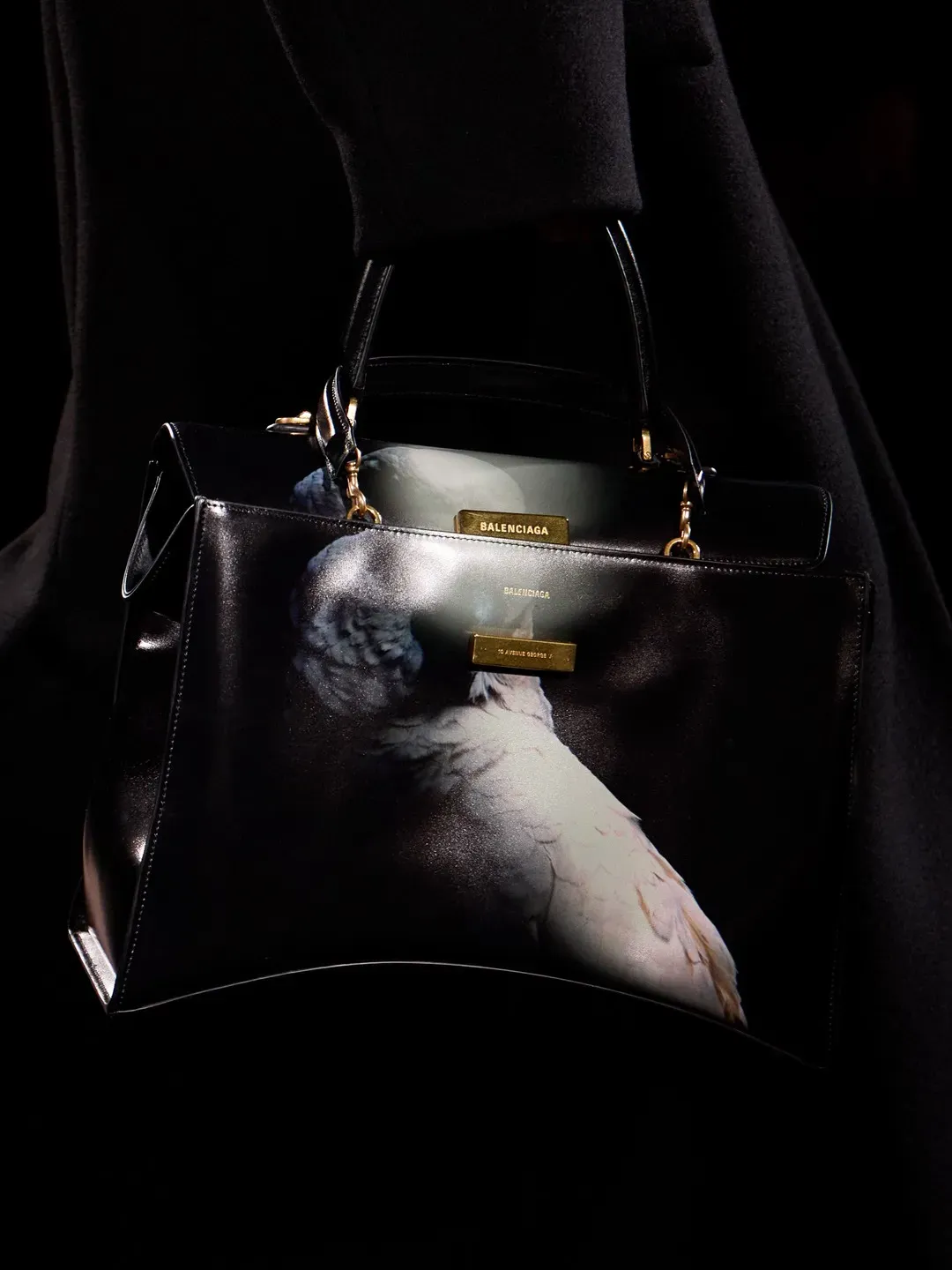 Balenciaga Hourglass Avenue เมื่อซิลูเอตนาฬิกาทรายกลายเป็นไอคอนยุคใหม่