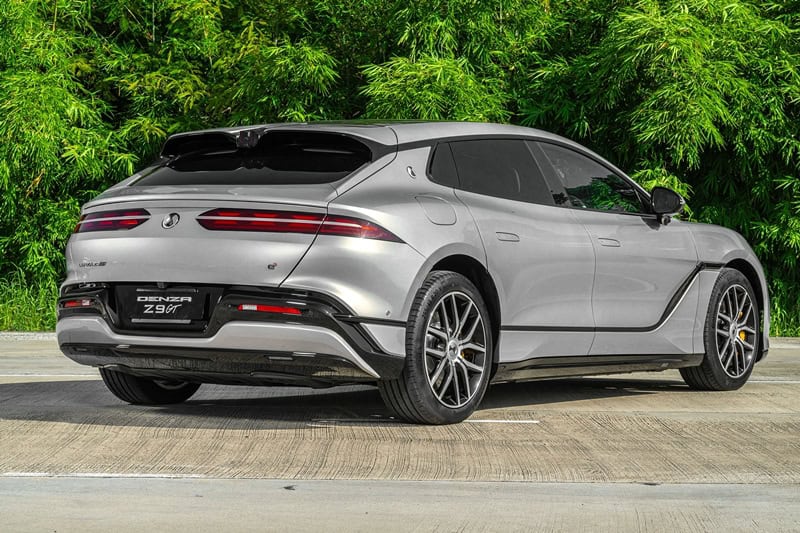 1,156 แรงม้าปะทะเกรนด์ทัวเรอร์ไฟฟ้า ศึก EV สมรรถนะสูง DENZA Z9GT vs Bentley Torcal