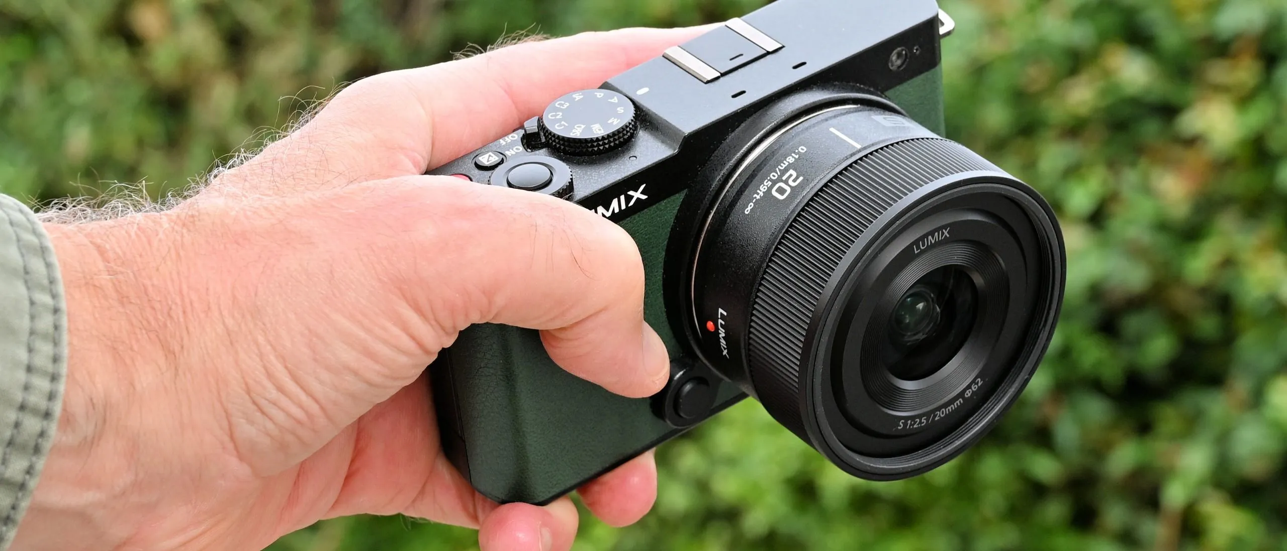 ชุดพกพาเต็มเฟรมใหม่ Panasonic 20mm f/2.5 พลิกเกมจากซูมไปสู่ไพรม์