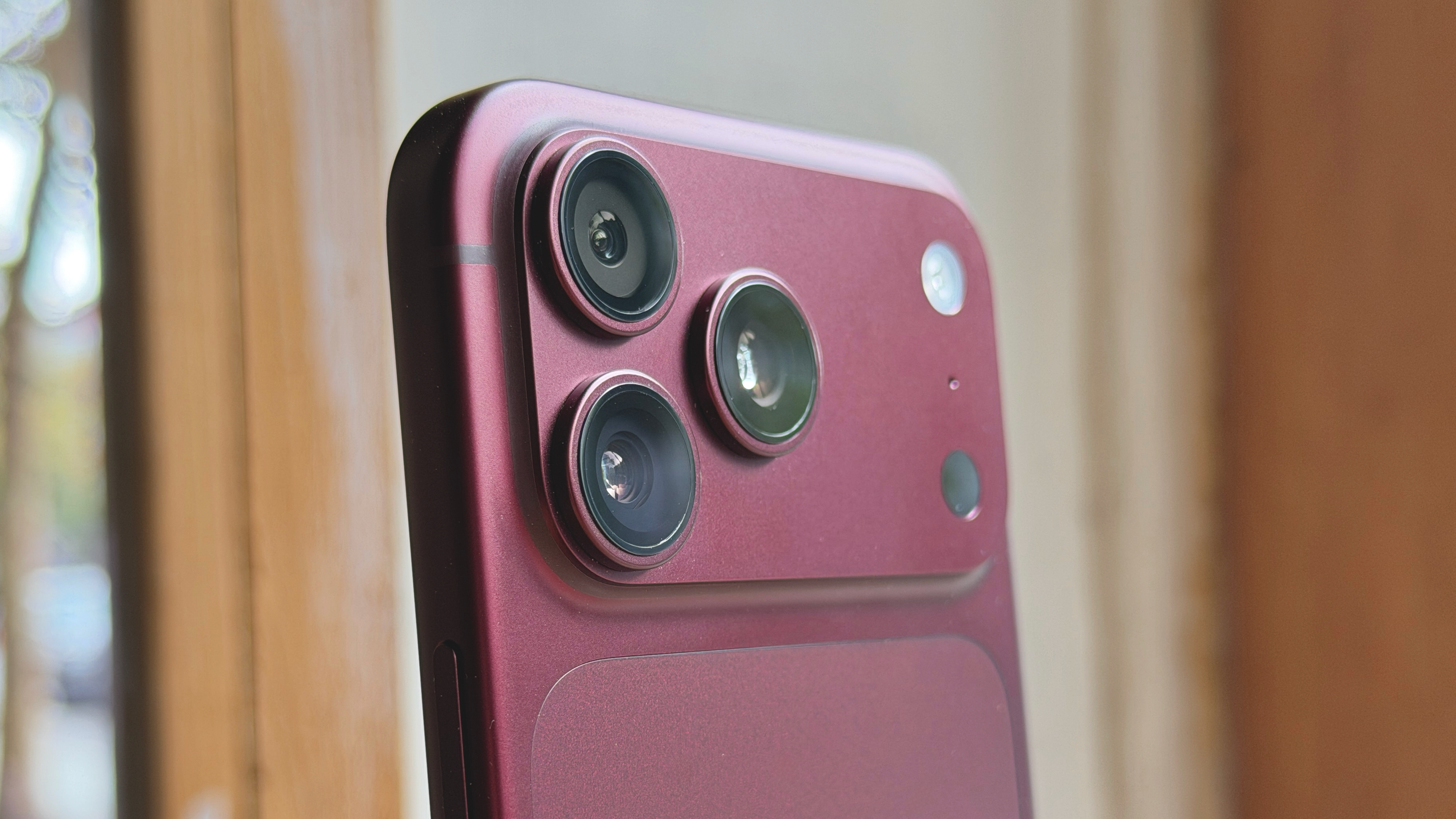 รีวิว iPhone 18 Pro กล้องปรับรูรับแสงได้ มือโปรควรสนไหม
