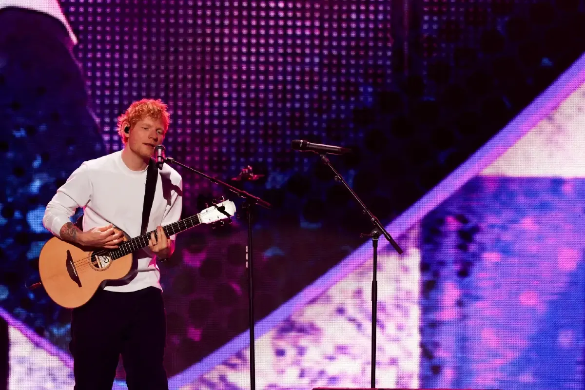 เมื่อการเมืองขึ้นเวทีคอนเสิร์ต: บทเรียนจากทัวร์ Ed Sheeran ที่สั่นคลอนเพราะคำว่า Free Palestine