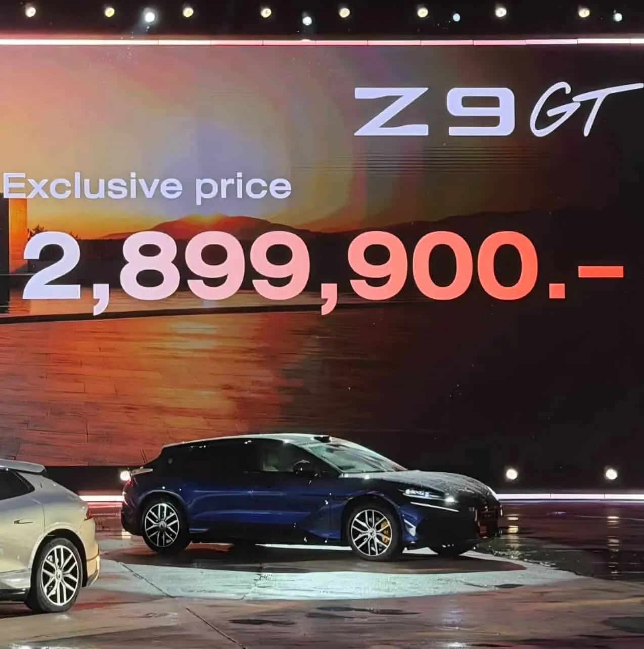 1,156 แรงม้าปะทะเกรนด์ทัวเรอร์ไฟฟ้า ศึก EV สมรรถนะสูง DENZA Z9GT vs Bentley Torcal