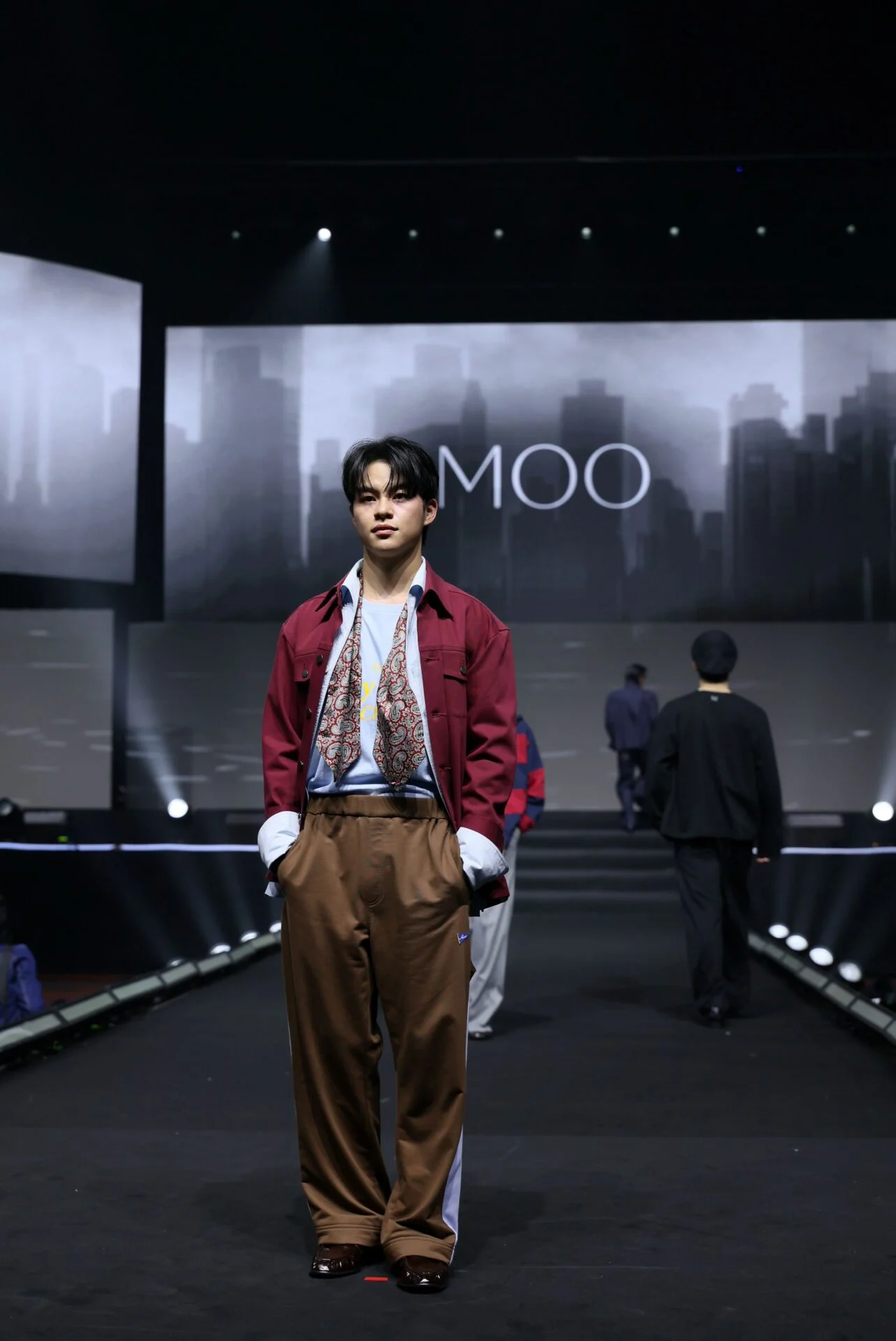 MOO Bangkok เปลี่ยนสตรีตลุคหนุ่มละแวกบ้านให้เป็นไฮแฟชั่นบนรันเวย์