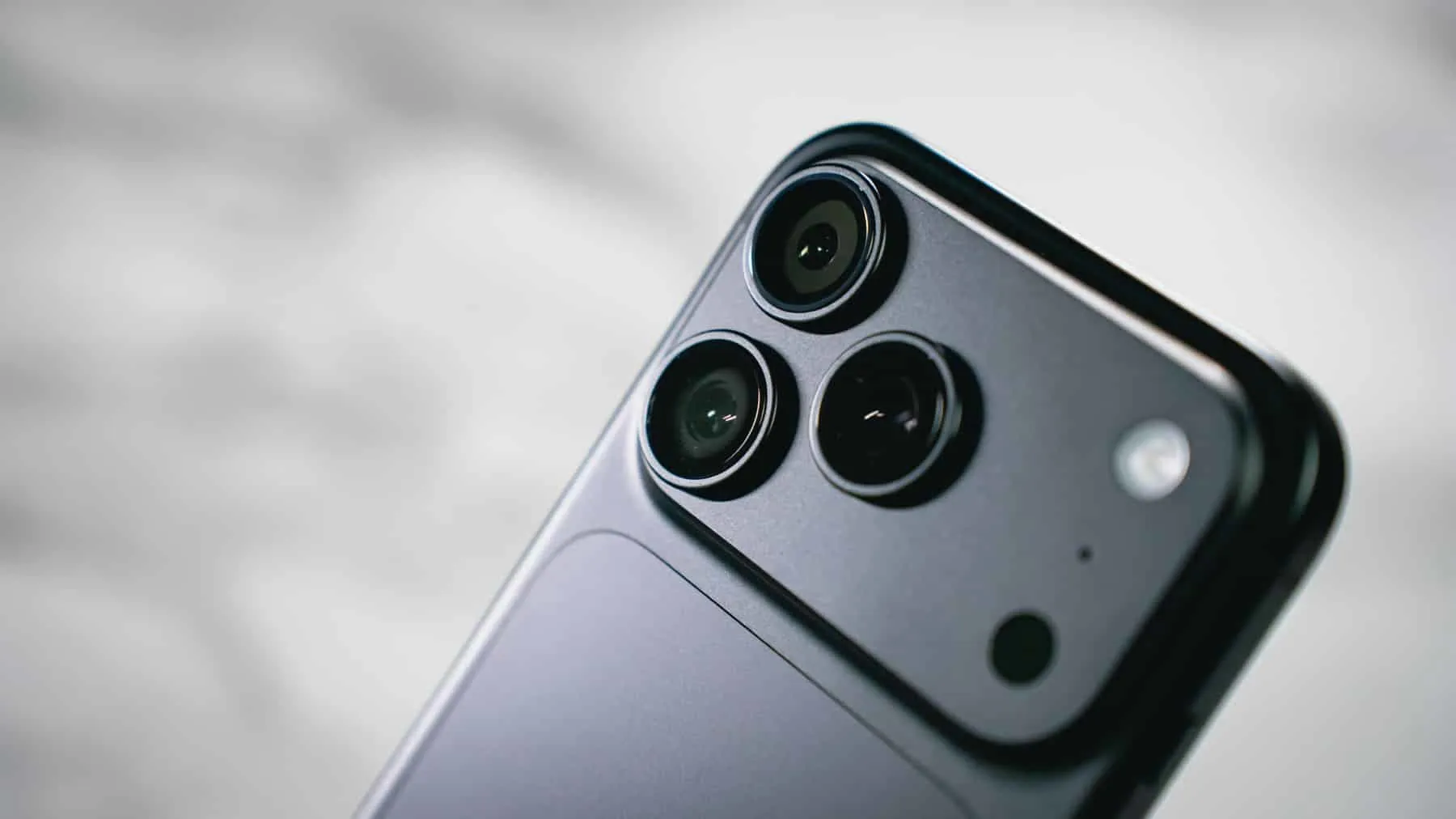 iPhone 18 Pro Max ชาร์จ 50% ใน 15 นาที เร็วขึ้นแค่ไหนและต่างจากรุ่นเดิมอย่างไร