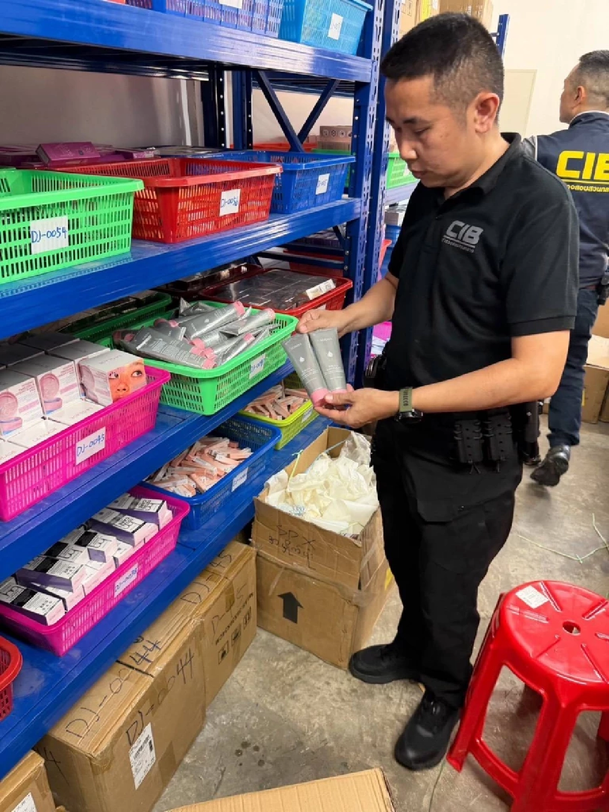 เครื่องสำอางปลอมทะลักออนไลน์ เสี่ยงผิวพังเพราะของถูกเกินจริง